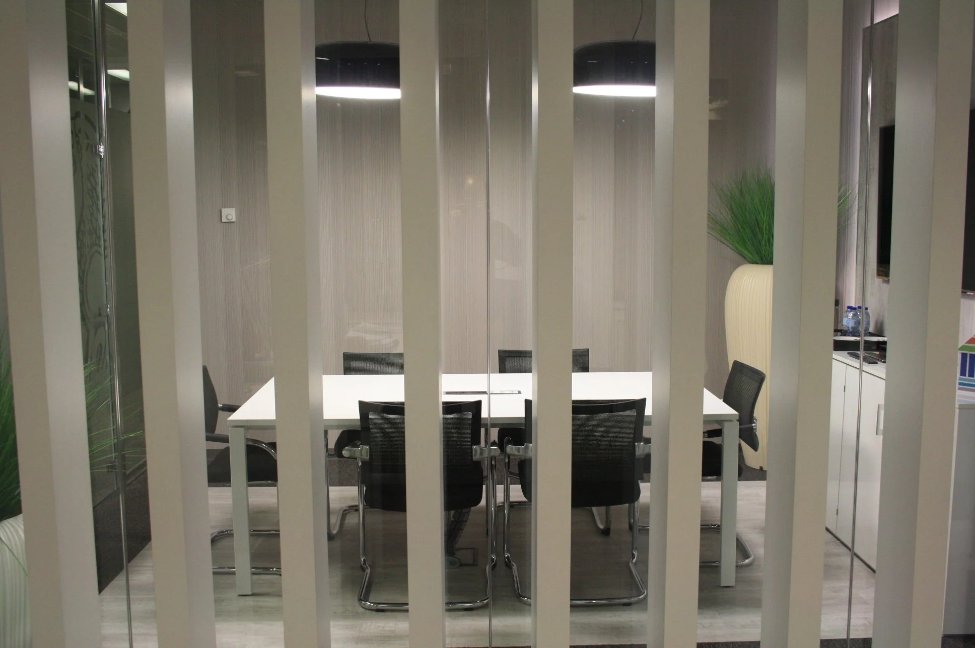 Sala de reuniões com candeeiros de teto