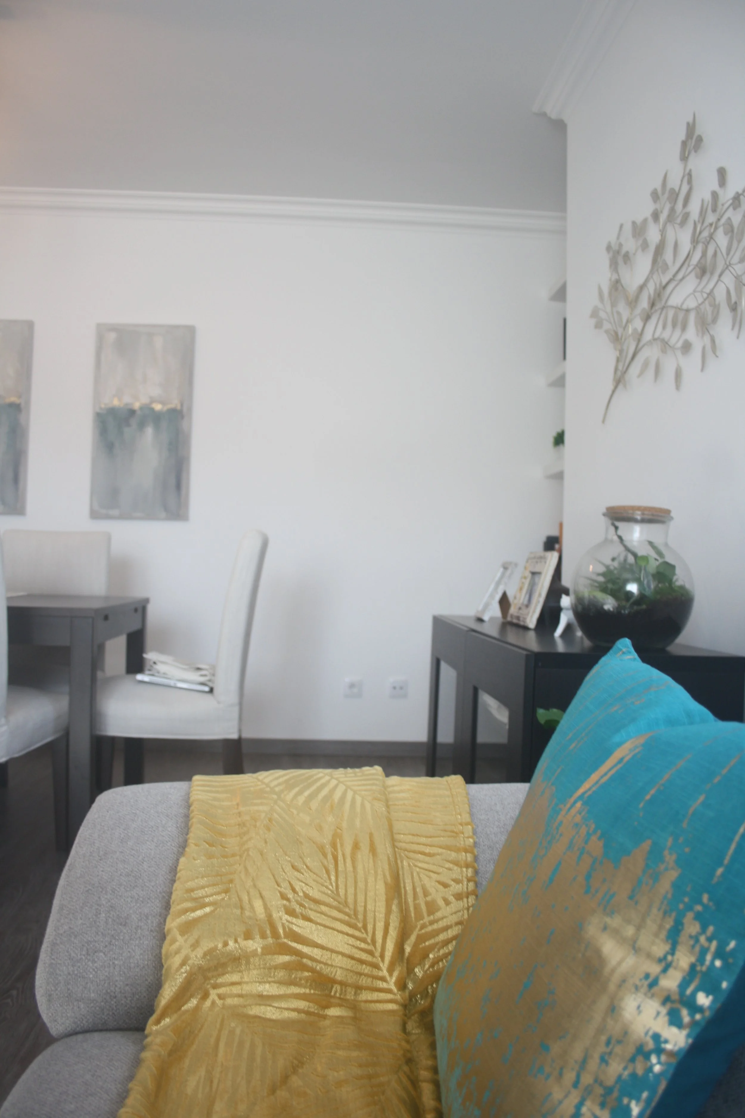 Decoração de Sala, Amadora.
Decoração de espaço sala, com inclusão de acessórios de decoração, tapete e almofadas, papel de parede, decoração de parede e iluminação, para complementar artigos existentes.