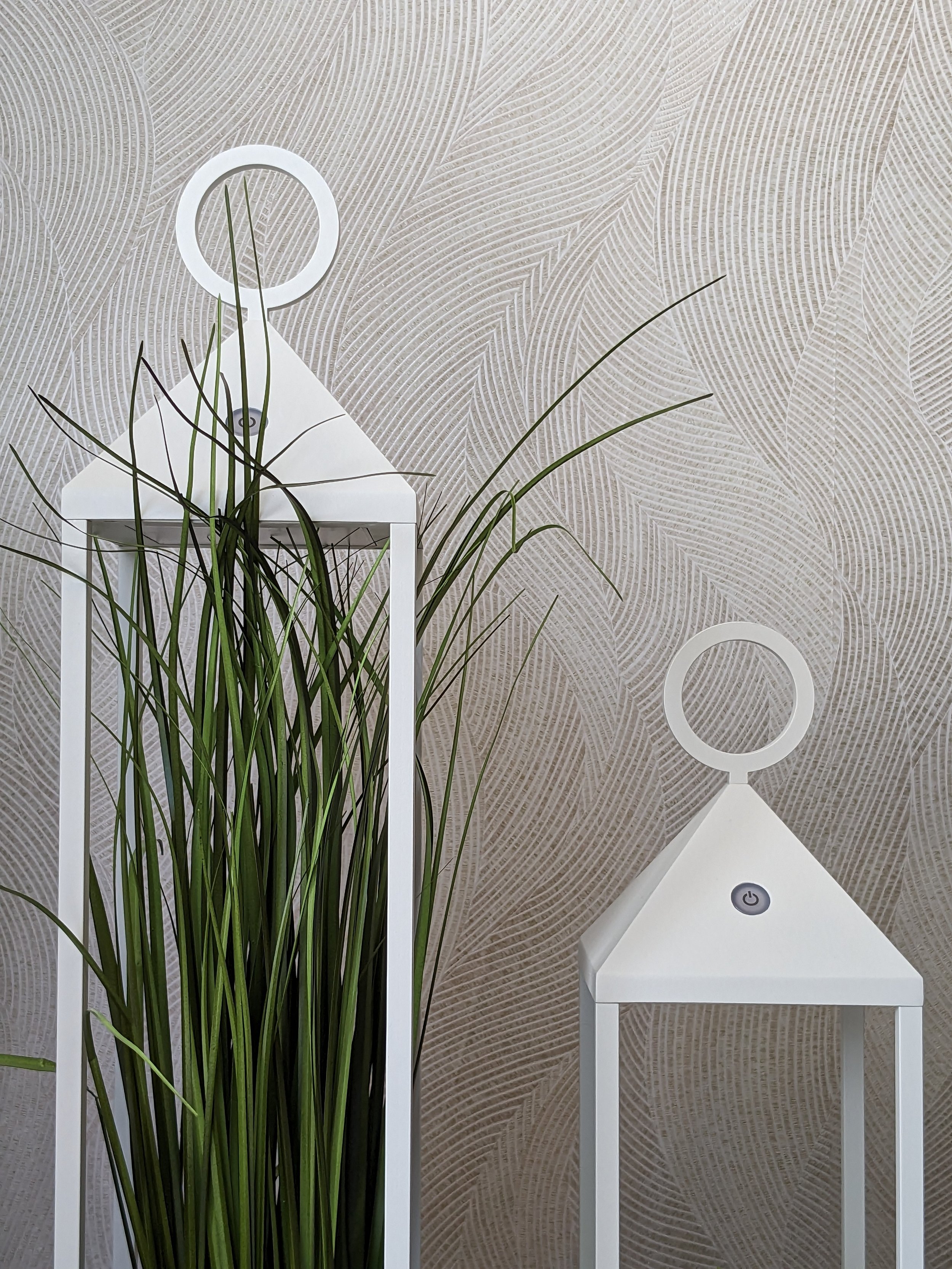 Decoração de Sala, Amadora.
Pormenor de Decoração de espaço sala, com Lanternas, plantas e papel de parede.