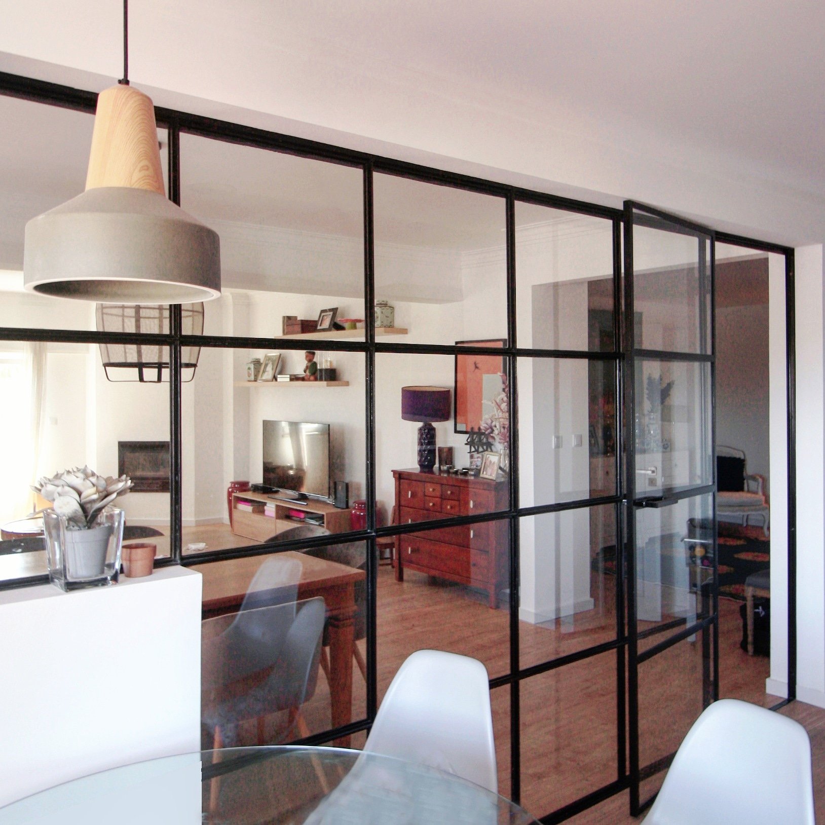 Divisória em metal com porta oculta, estilo industrial, para separação entre sala e cozinha, em apartamento na Quinta Grande,  Alfragide