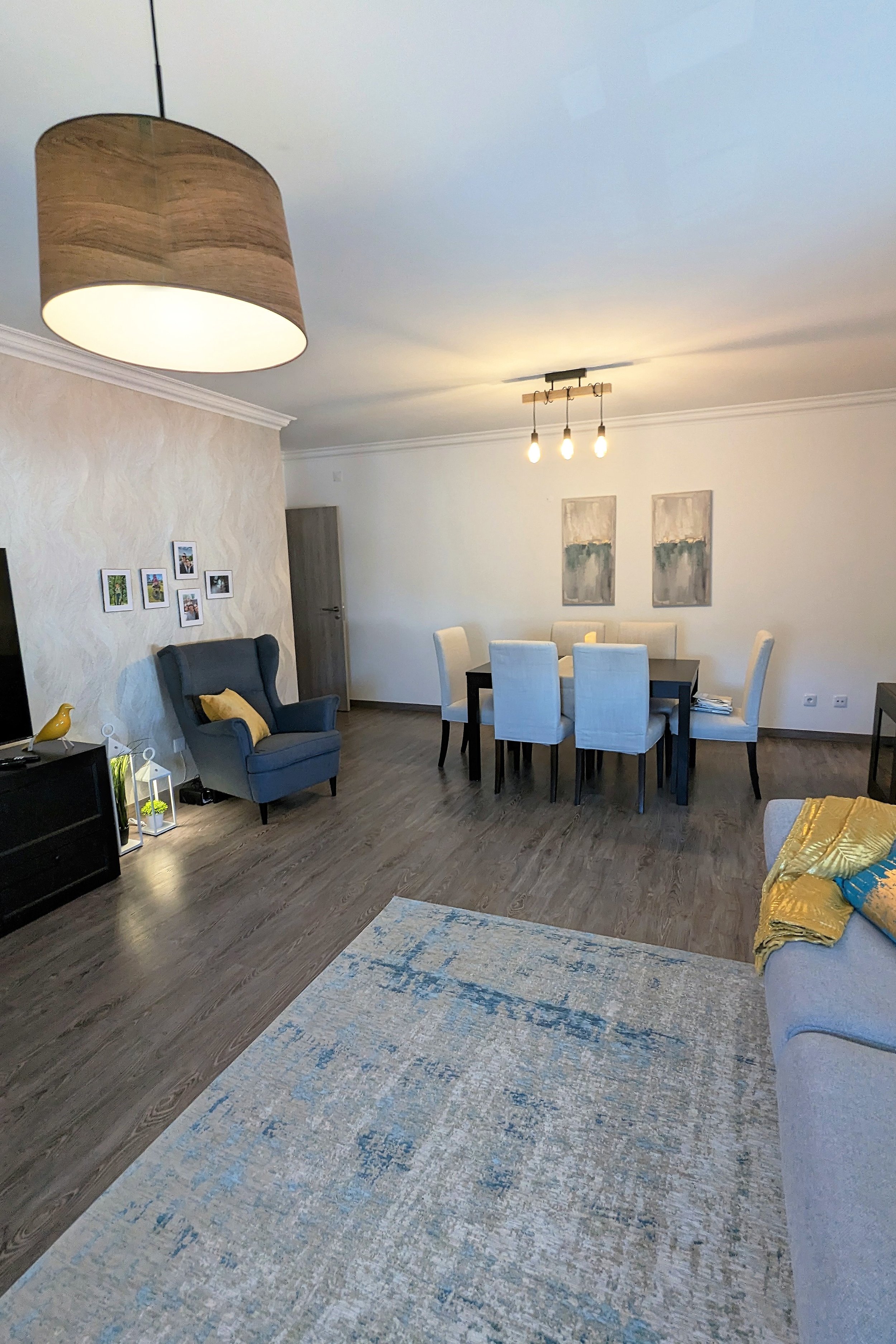 Decoração de Sala, Amadora.
Decoração de espaço sala, com inclusão de acessórios de decoração, tapete e almofadas, papel de parede, decoração de parede e iluminação, para complementar artigos existentes.