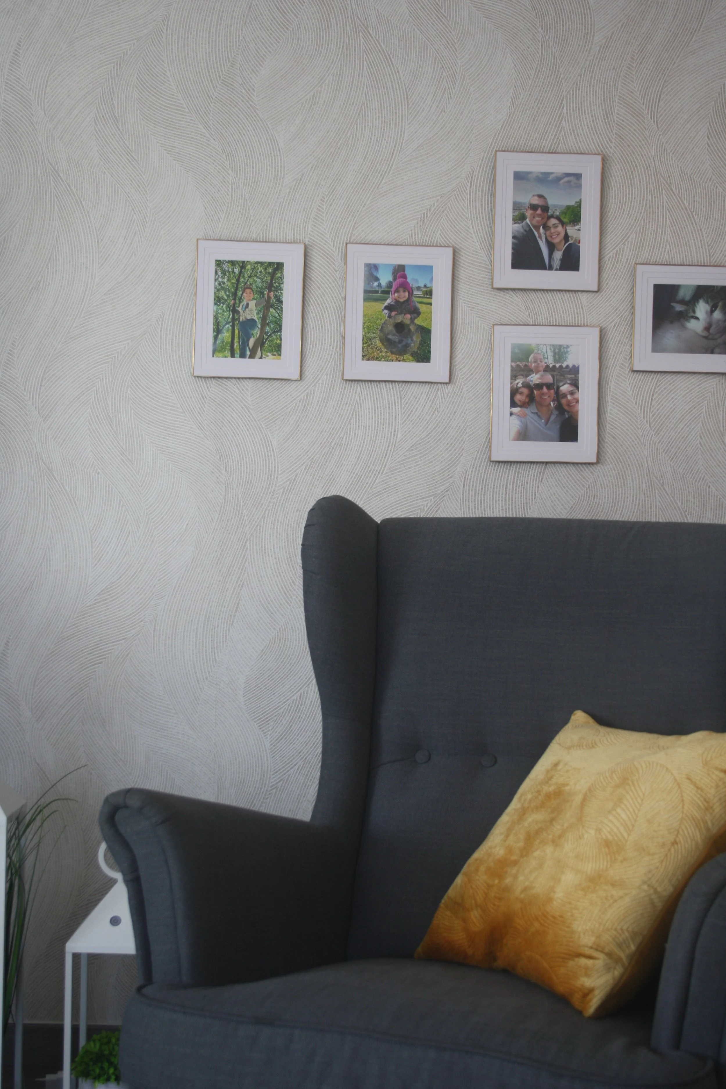 Decoração de Sala, Amadora.
Pormenor de papel de parede com conjunto de molduras, a almofada em poltrona.