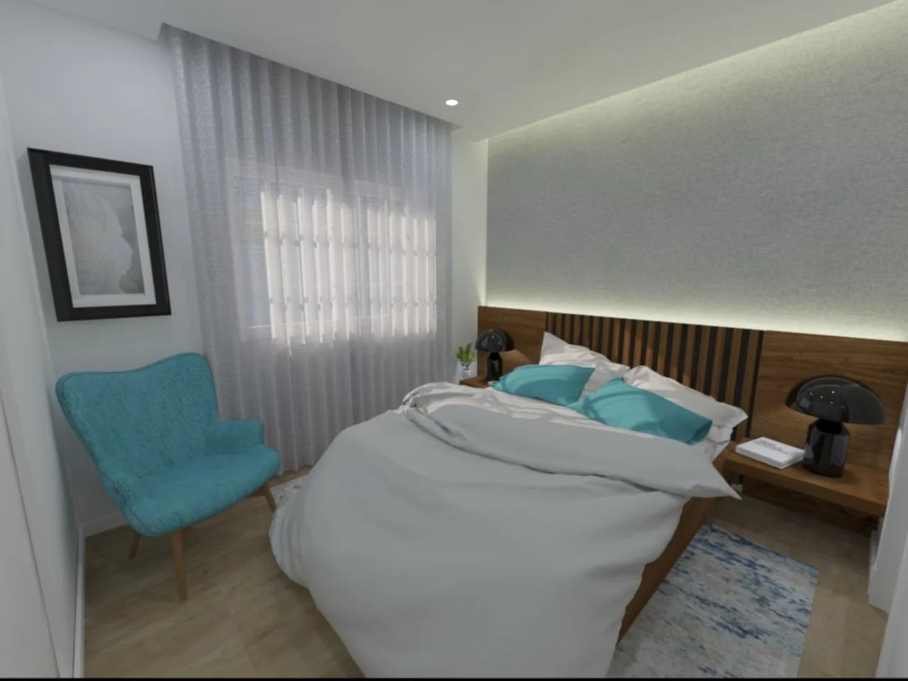 Quarto com cama desarrumada, duas luminárias de cabeceira, poltrona azul ao lado da janela com cortinas transparentes, quadro na parede, e um pequeno tapete ao lado da cama.