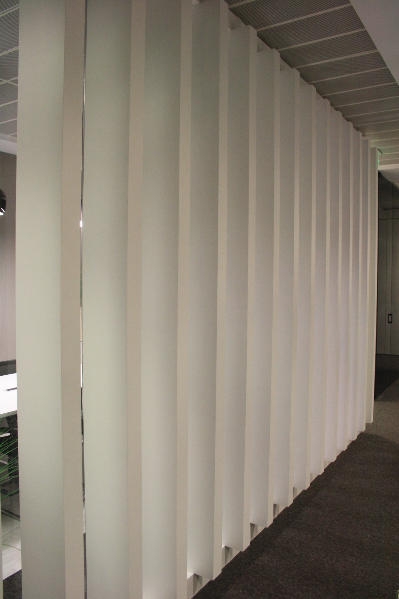 Divisória de Quiet Room em ripado lacado a branco alto brilho.