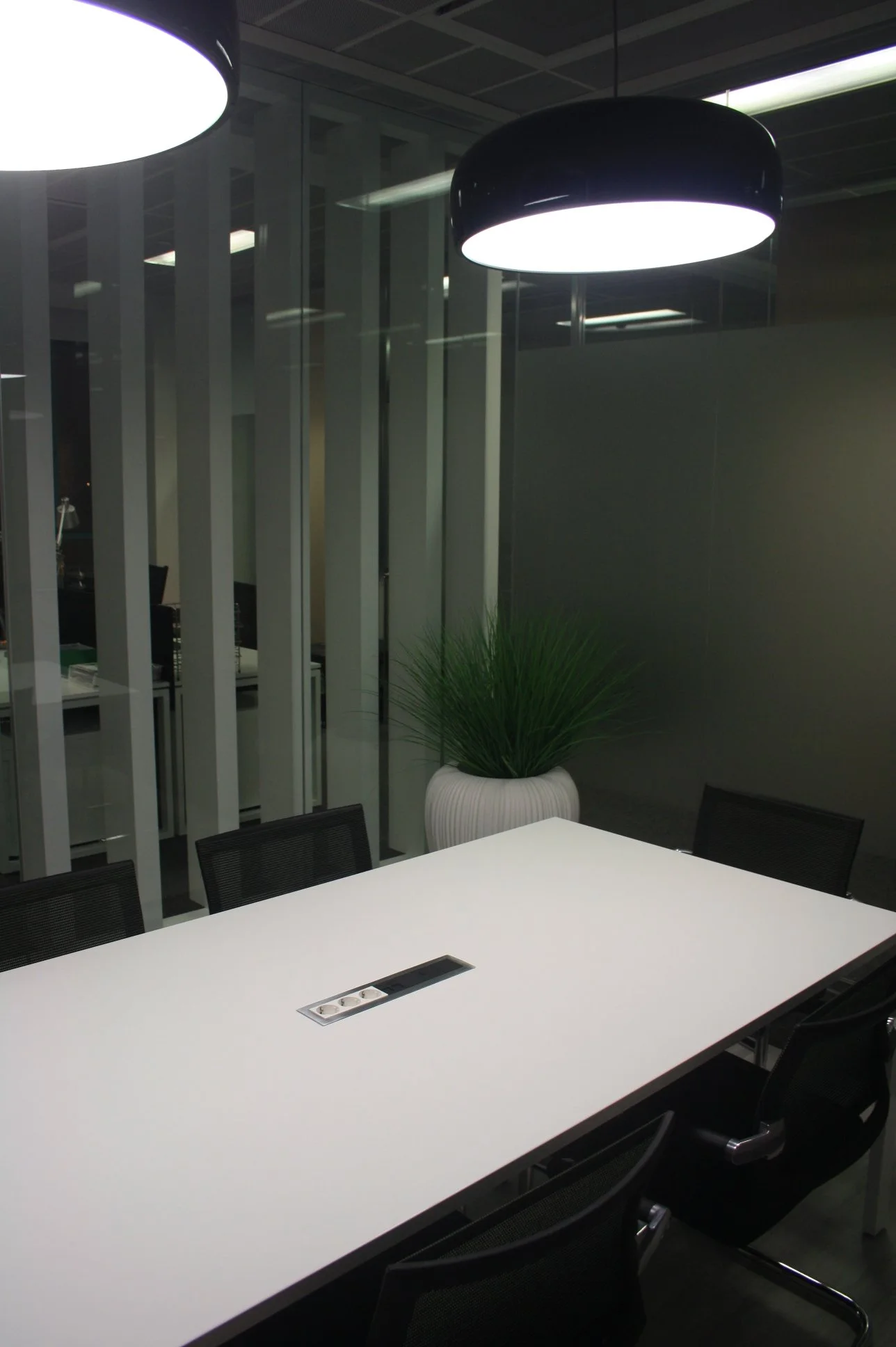 Sala de reuniões com candeeiros de teto