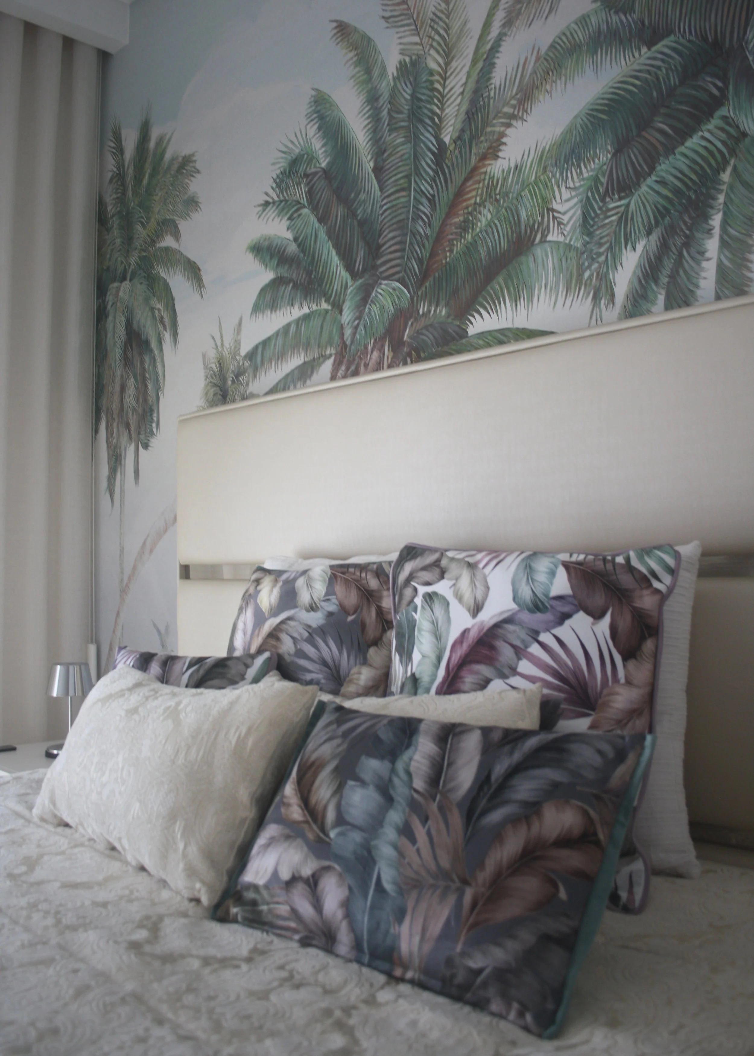 Decoração de Apartamento, Quarteira, Algarve.
Perspectiva de Suite. Pormenor de Almofadas estampadas,