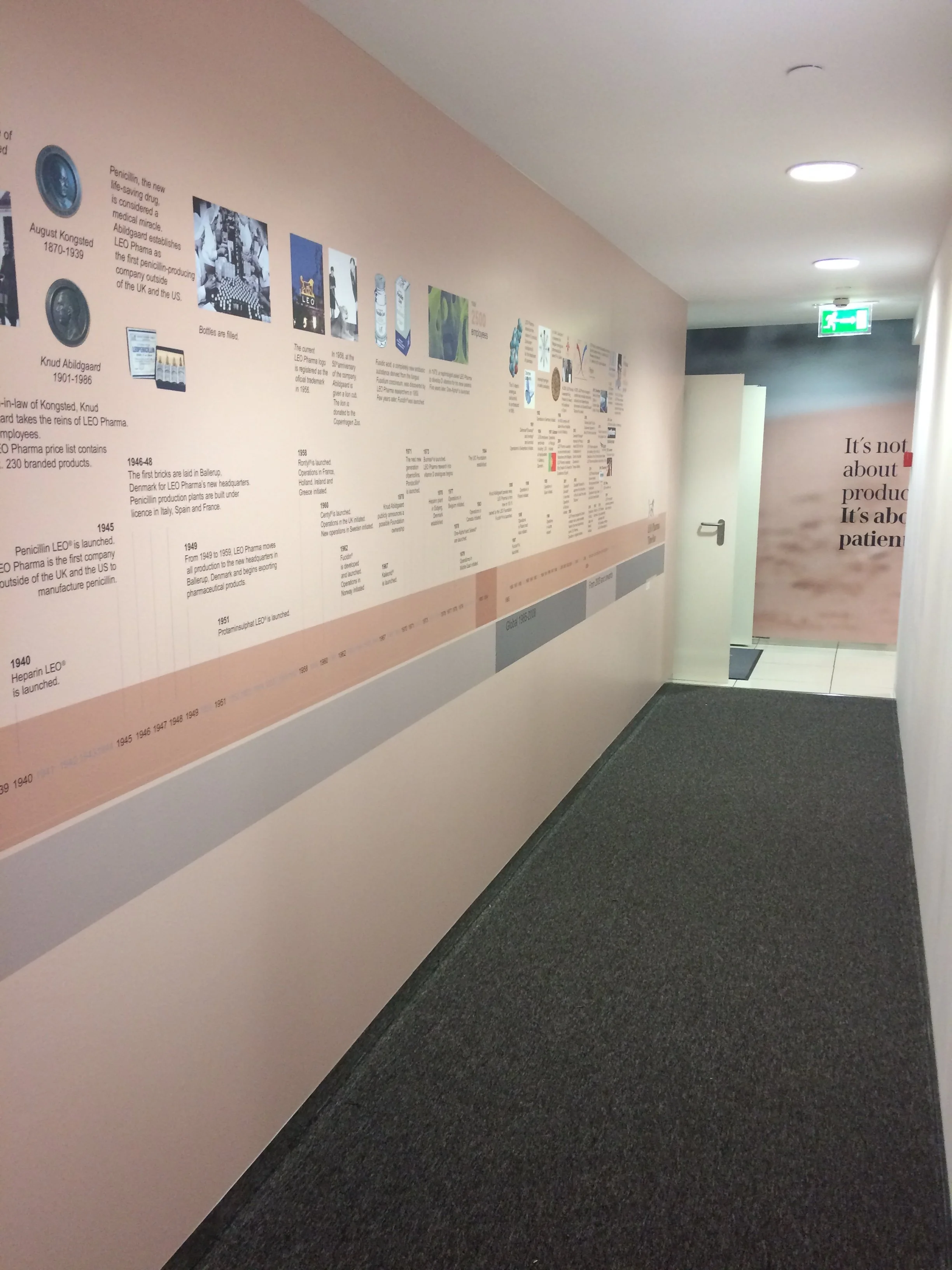 Acesso a sala de formação. Decoração de parede com barra cronológica de grande formato.