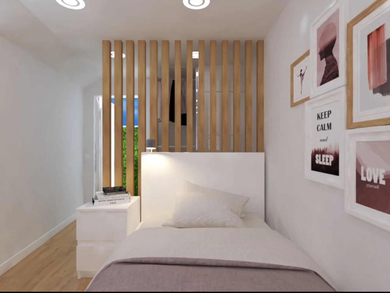 Quarto com parede branca, cama de cabeceira branca, almofada bege, quadros decorativos na parede com frases motivacionais, painel de ripas de madeira na parede do fundo, janela com vista para árvores verdes.