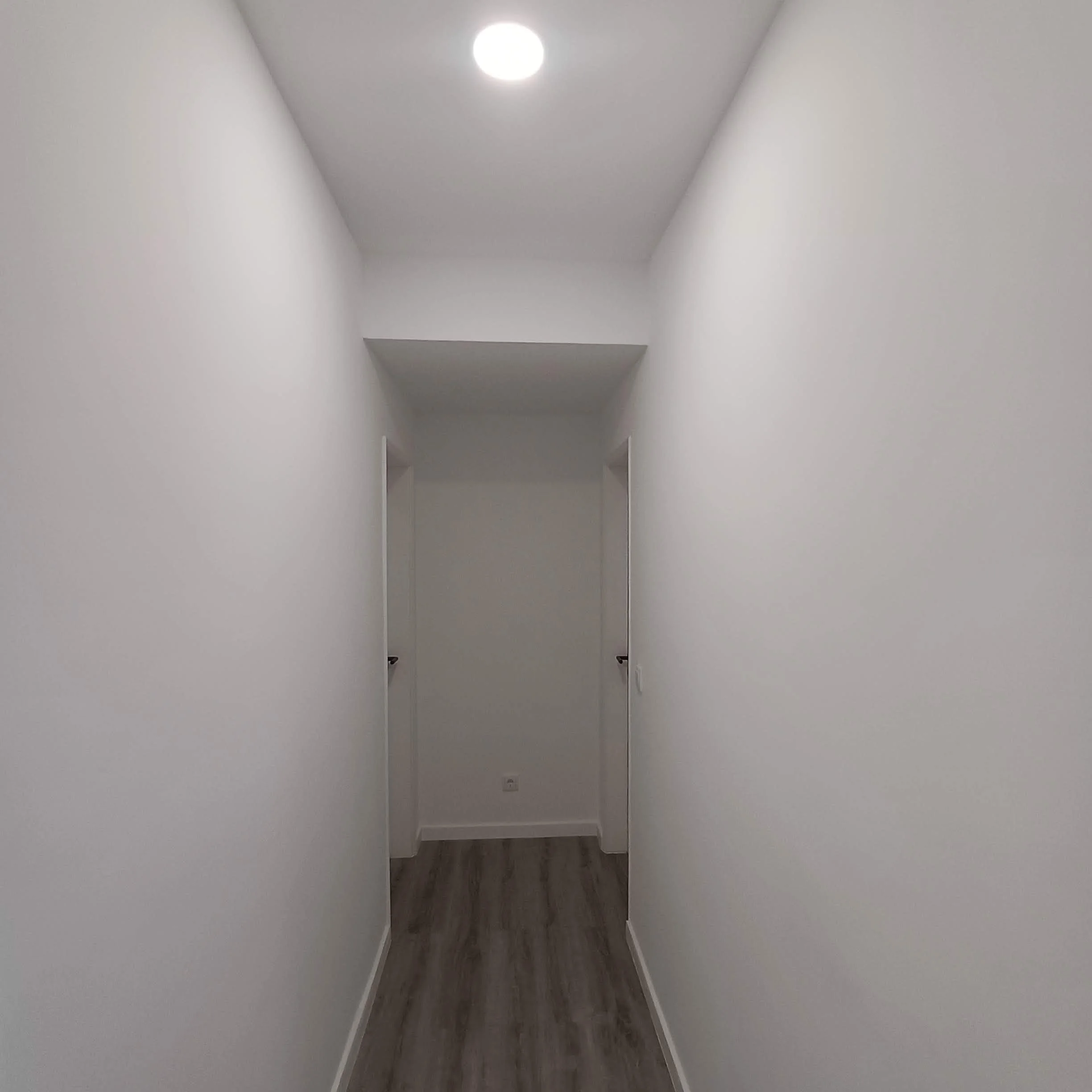 Remodelação de Apartamento Parque das Nações, Lisboa. Pormenor de corredor.