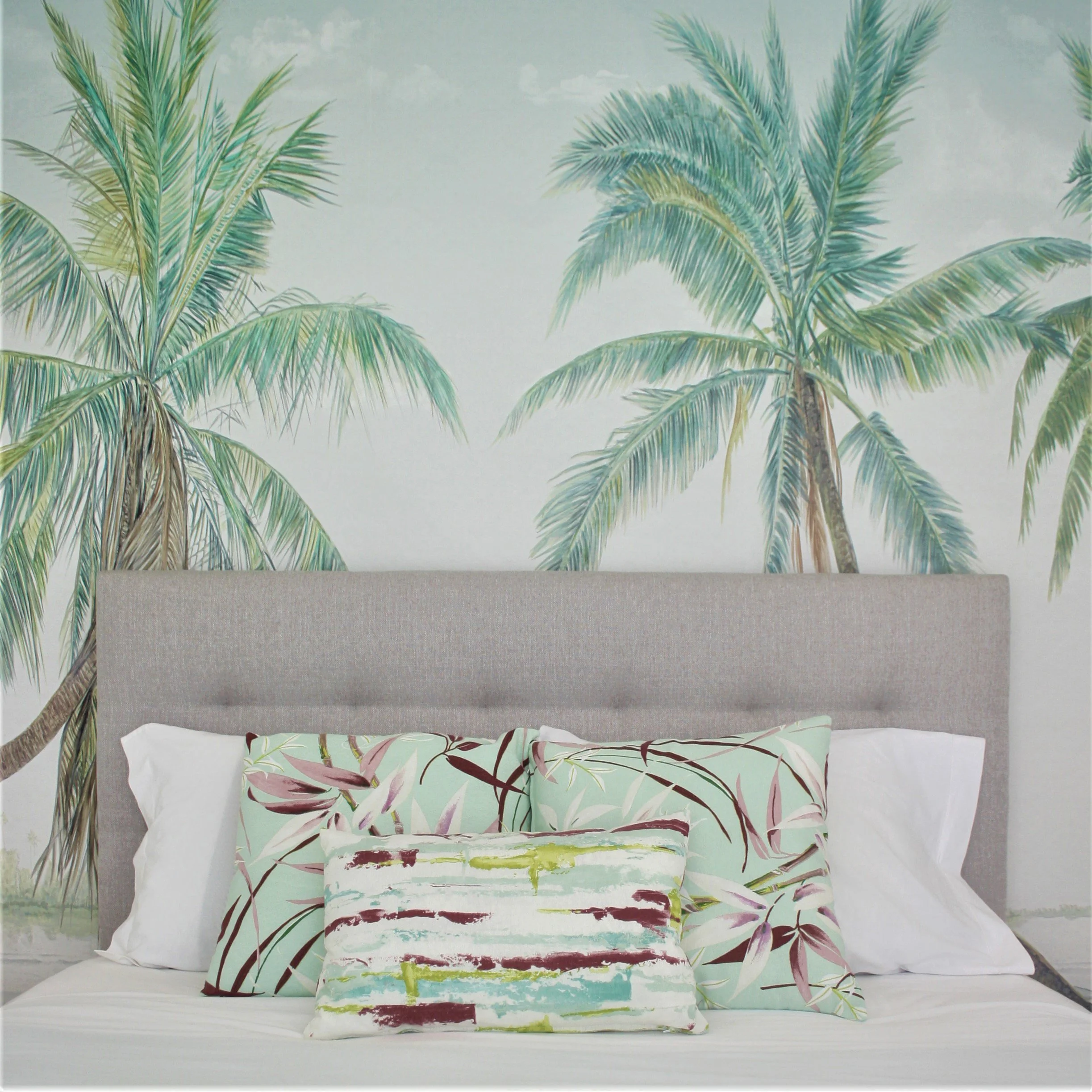 Decoração de Apartamento, Quarteira, Algarve.
Perspetiva de  Quarto com papel de parede mural e almofadas estampadas