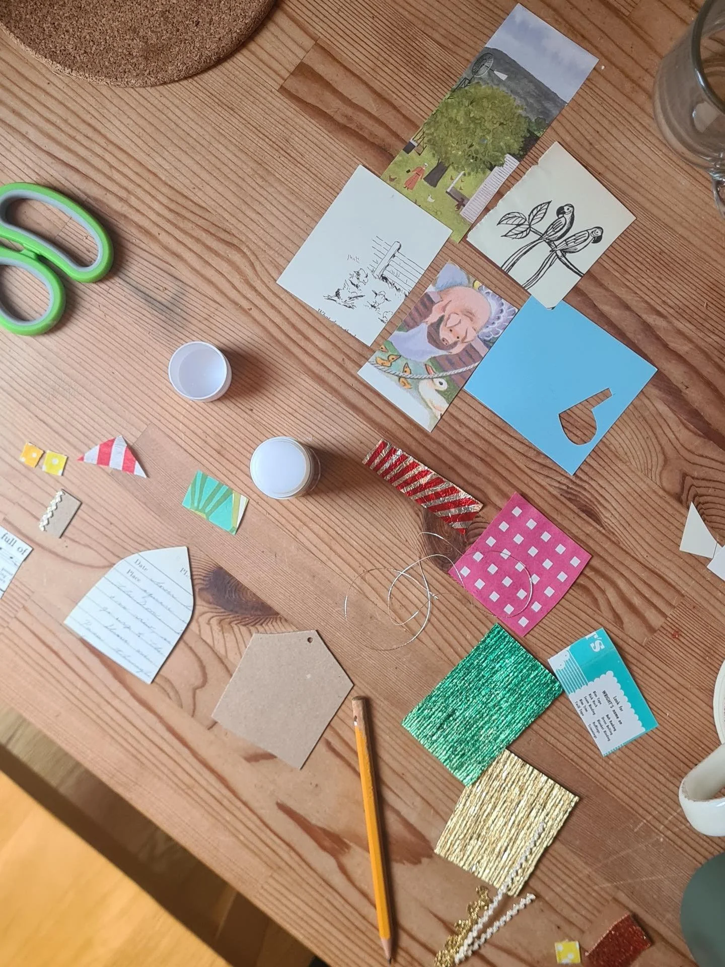 A neighbour round the corner from us shared some free decoration collage packs and I very quickly fell in love with making them. Been picking up my phone less and sitting down to make things more. It&rsquo;s nice 💆🏼