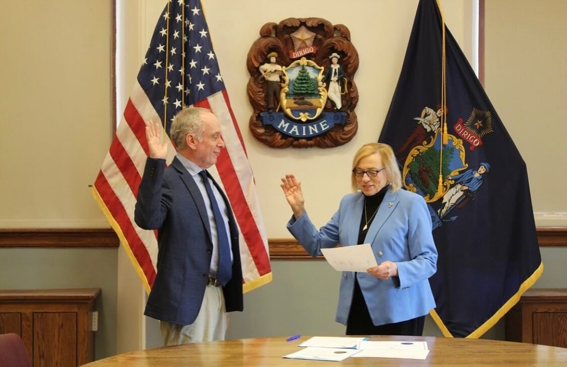We&rsquo;re excited to welcome our newest Democratic Representative, Matt Beck, to the caucus! 

After winning his special election yesterday, Matt was sworn in this morning by @governorjanetmills .

Matt will be representing HD 122, which encompasse