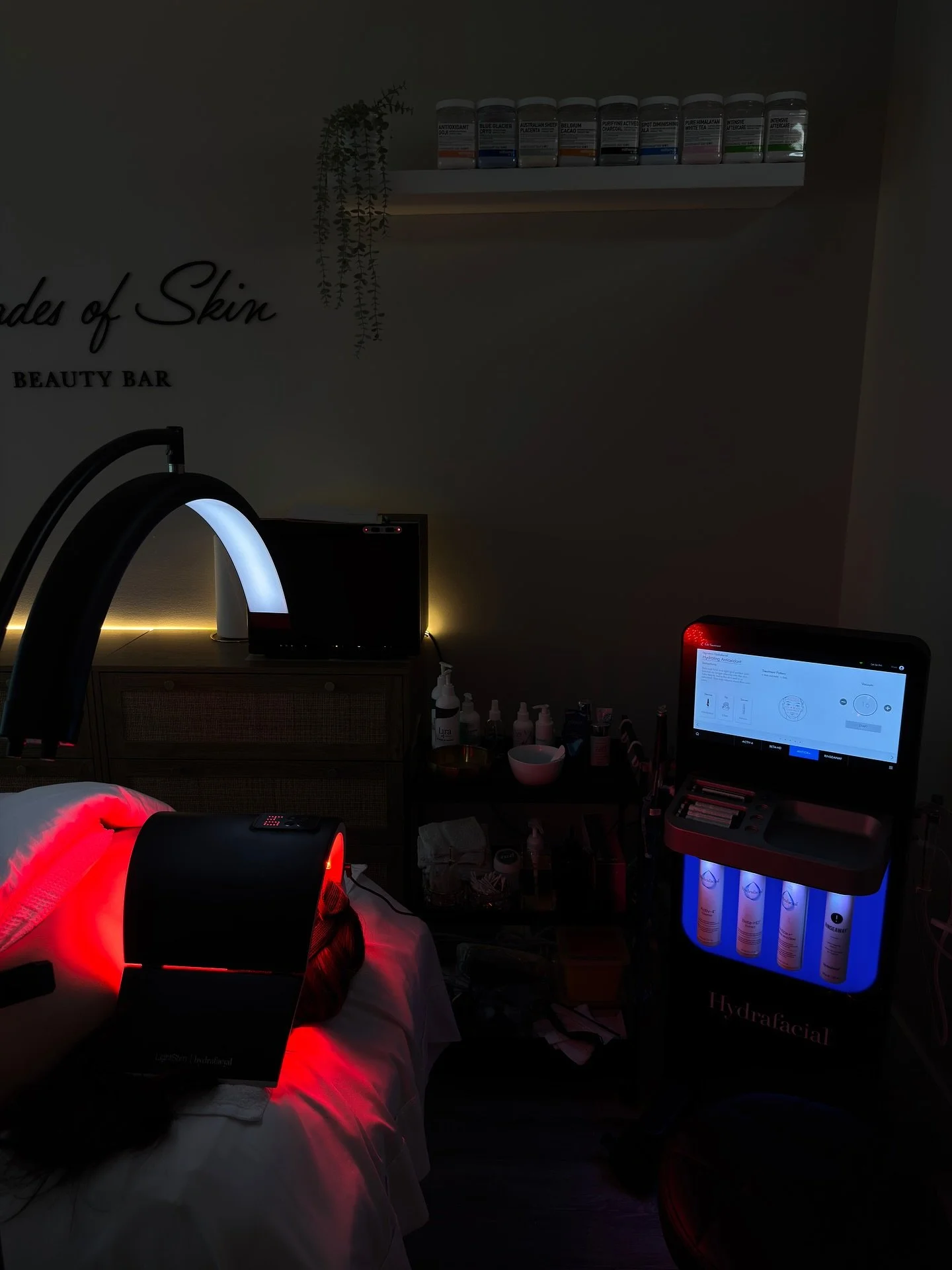 Your skin deserves more than a quick glow-up &hellip; it deserves a full reset. 💫

HydraFacial isn&rsquo;t just a &ldquo;trendy&rdquo; facial, it&rsquo;s a three-step treatment that deep cleanses, exfoliates, &amp; infuses antioxidants + peptides to