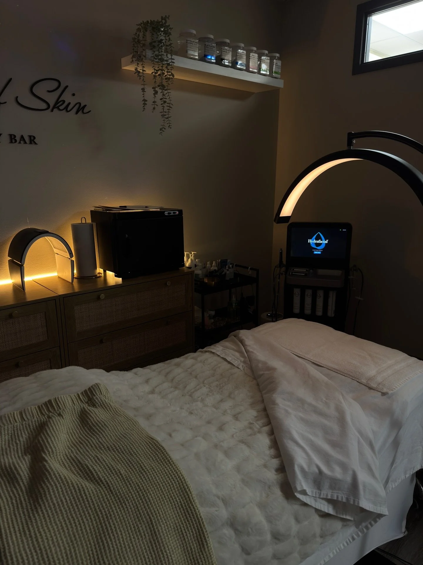 November ✨💫🫧 The magic of Christmas is slowly creeping in &amp; we&rsquo;re living for all the cozy vibes at @shadesofskin.beautybar 🧖&zwj;♀️