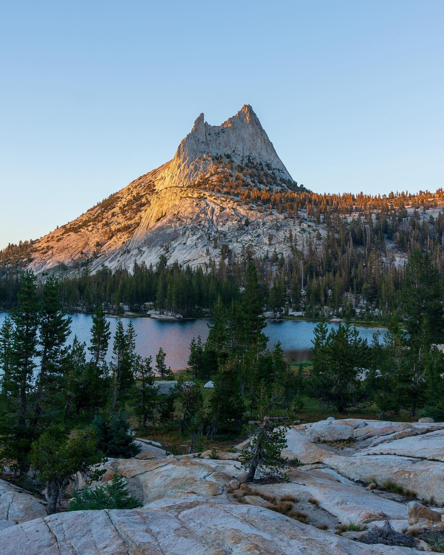 The BEST overnight backpacking trip in Yosemite National Park ⬇️&nbsp;You&rsquo;ll want to save this for future reference!

📍Upper Cathedral Lake

Cathedral Lakes are located right off the John Muir Trail in the Tuolumne Meadows area of Yosemite Nat