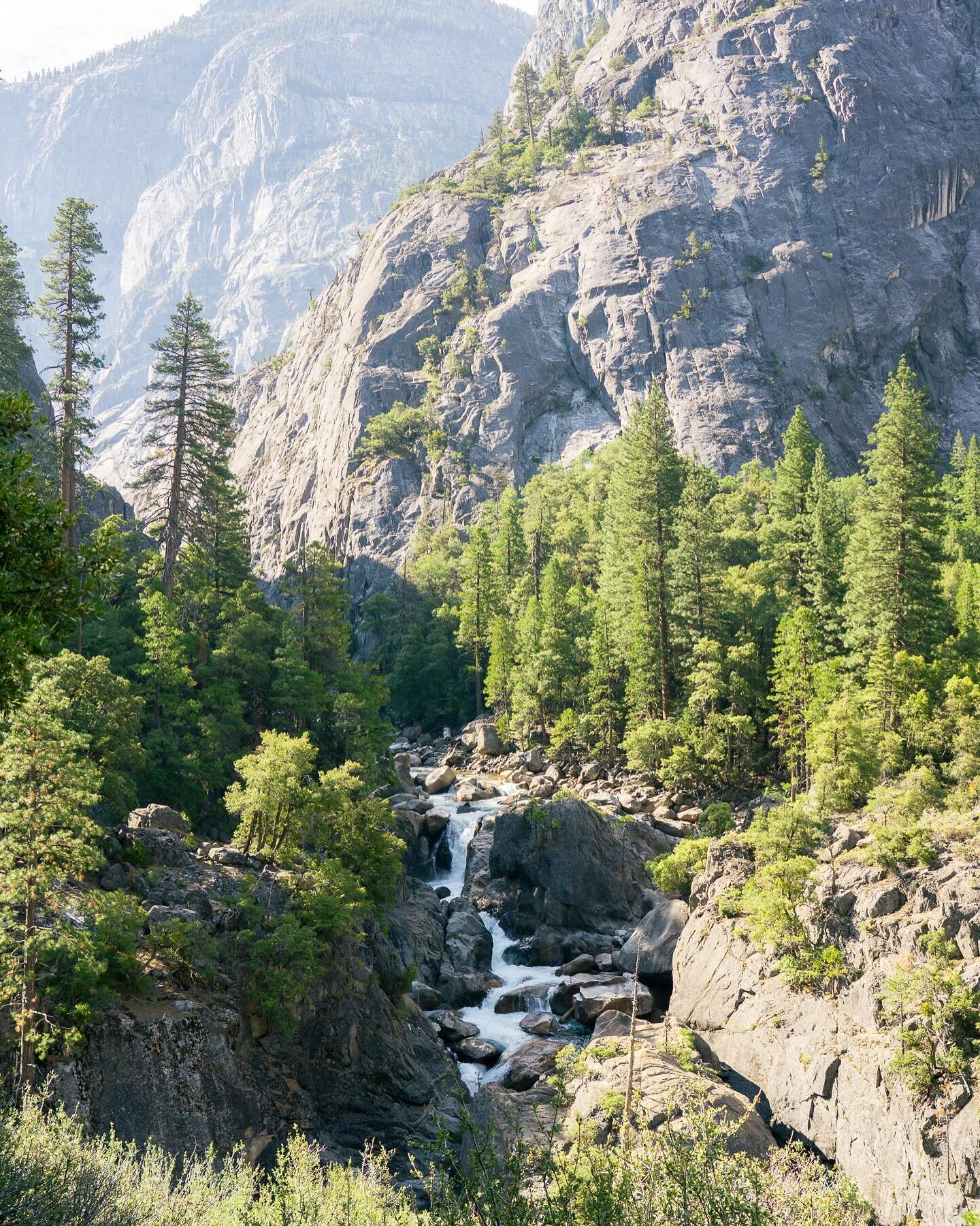 Best thru-hike in Yosemite National Park? Keep reading for all the info! ⬇️&nbsp;You&rsquo;ll want to save this for future reference!

📍Grand Canyon of the Tuolumne

Hiking through the Tuolumne River canyon is a pretty amazing experience. This 30 mi