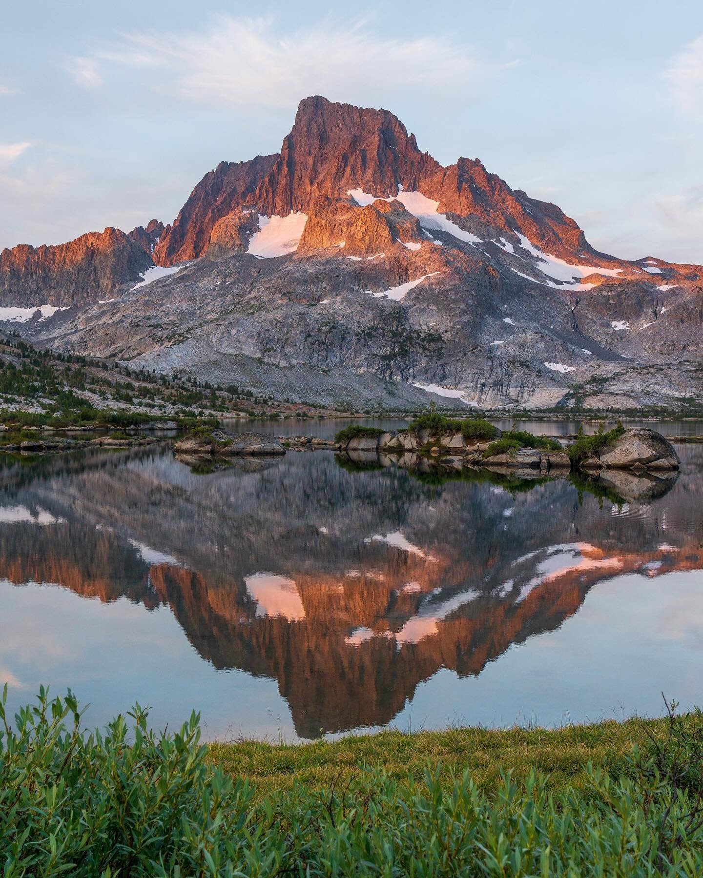 Want to see this iconic view? Keep reading for all the details and share with your favorite backpacking buddy! ⛰️

📍Thousand Island Lake, Inyo National Forest

Located in the Ansel Adams Wilderness, Thousand Island Lake is one of the most premiere b