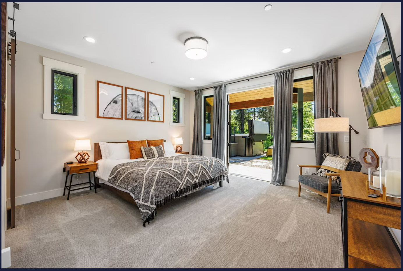 Weekend Retreat Bedroom 1 King.png