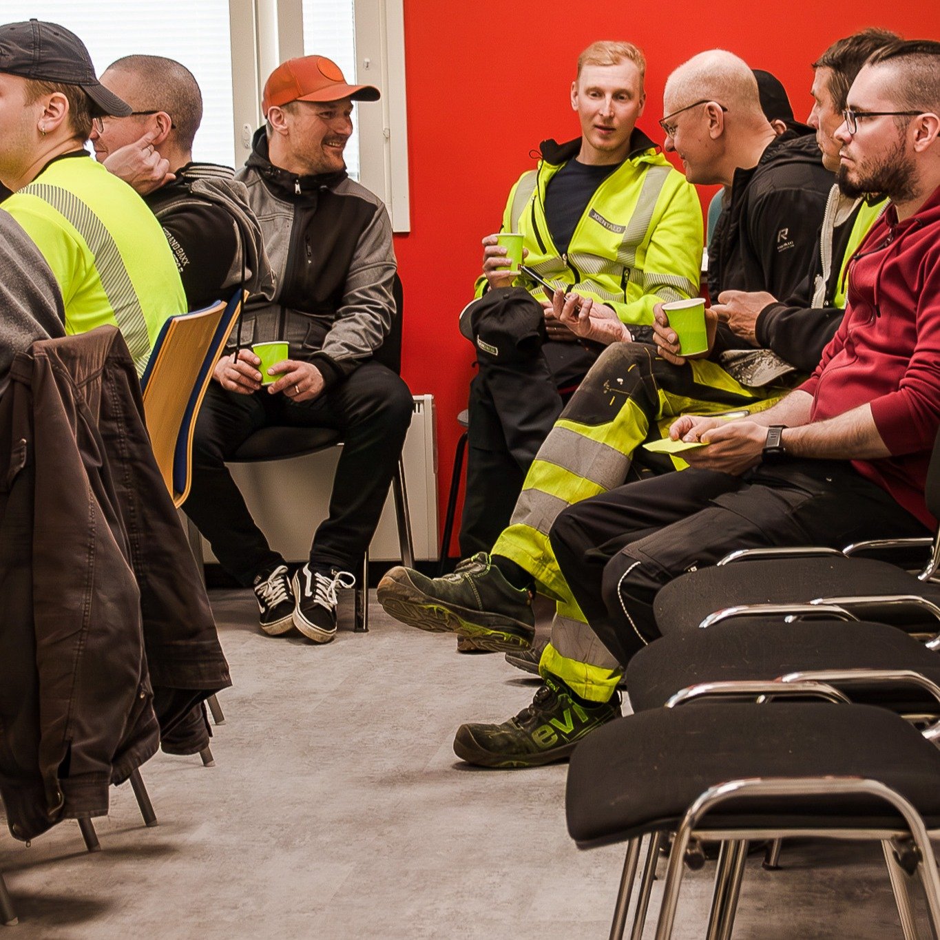 LAATUJ&Auml;RJESTELM&Auml; &ndash; YHDESS&Auml; TEHTY, KAIKKIEN HY&Ouml;DYKSI 

Hyv&auml;n tekij&auml; -yhti&ouml;iss&auml; laatu- ja ymp&auml;rist&ouml;j&auml;rjestelm&auml; ei ole vain paperilla &ndash; se on k&auml;yt&auml;nn&ouml;n ty&ouml;kalu, 