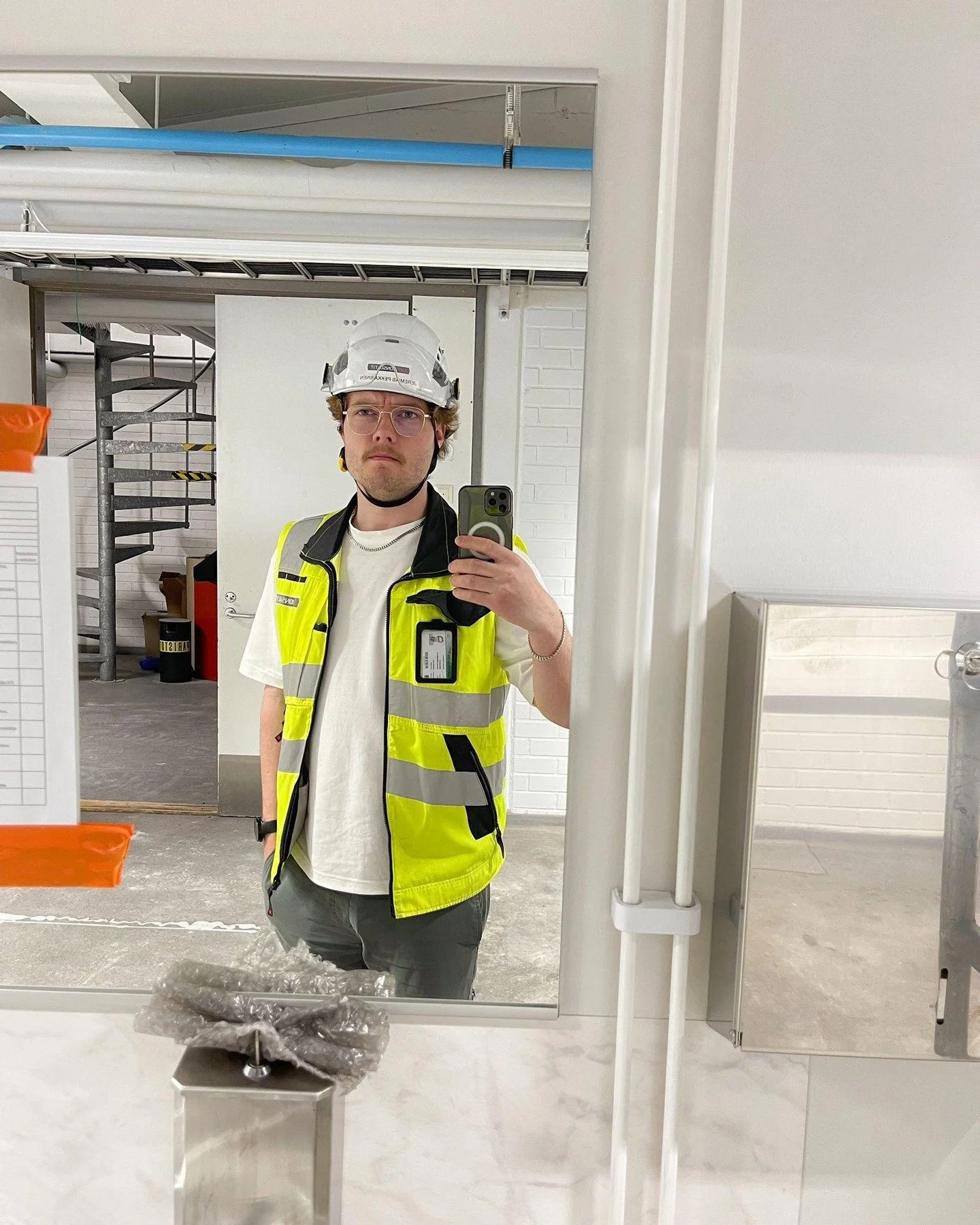 KESÄMOODISSA – TEKEMINEN ETENEE 
☀️🌂⛱️🏖️🏡✈️🕶️🏐🌸🎣
Lomat pyörivät, mutta niin pyörivät myös projektit. Hyvän tekijä -yhtiöissä kesä tarkoittaa tasapainoa tekemisen ja palautumisen v&