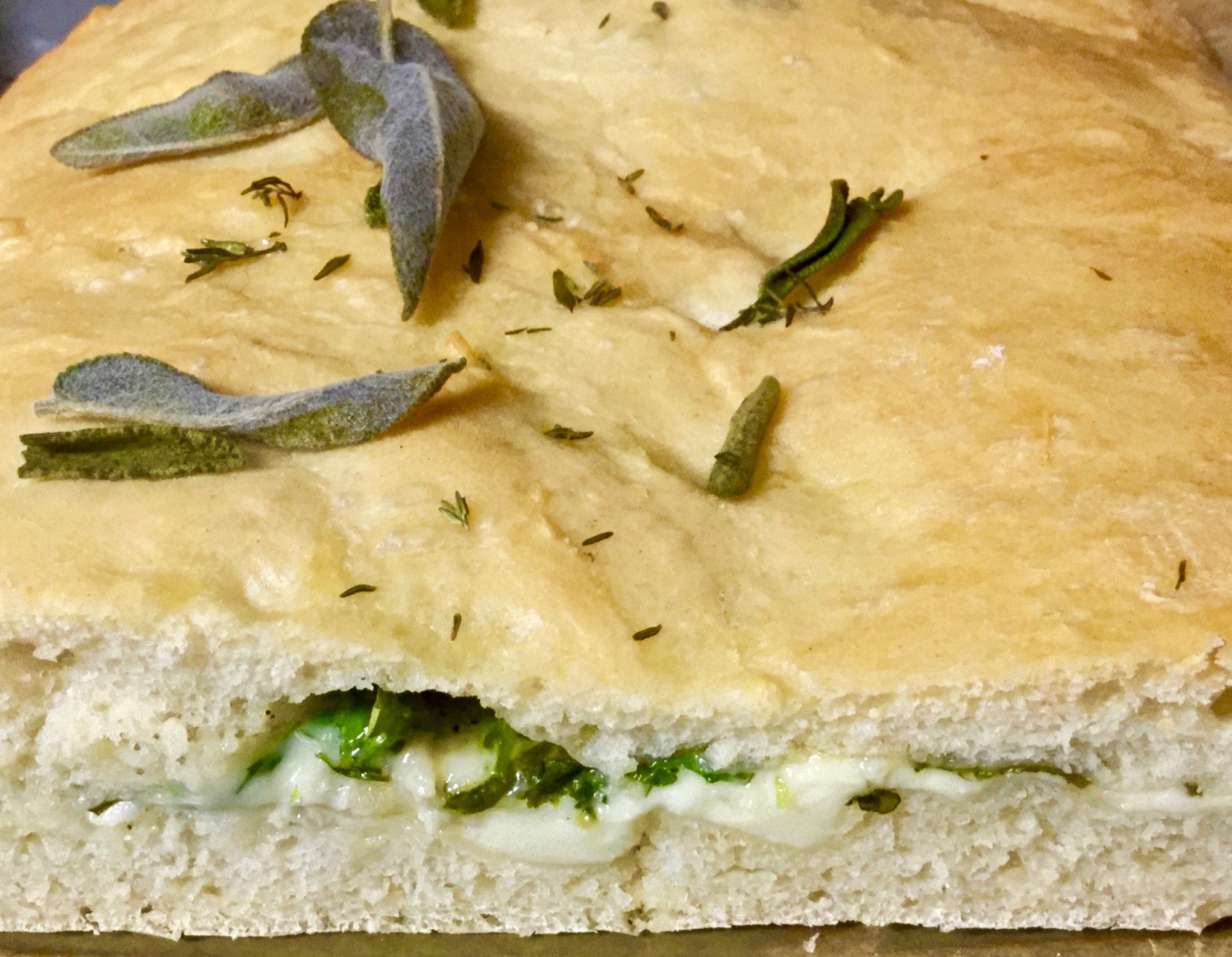 Gefüllte Focaccia mit Käse und Kräutern