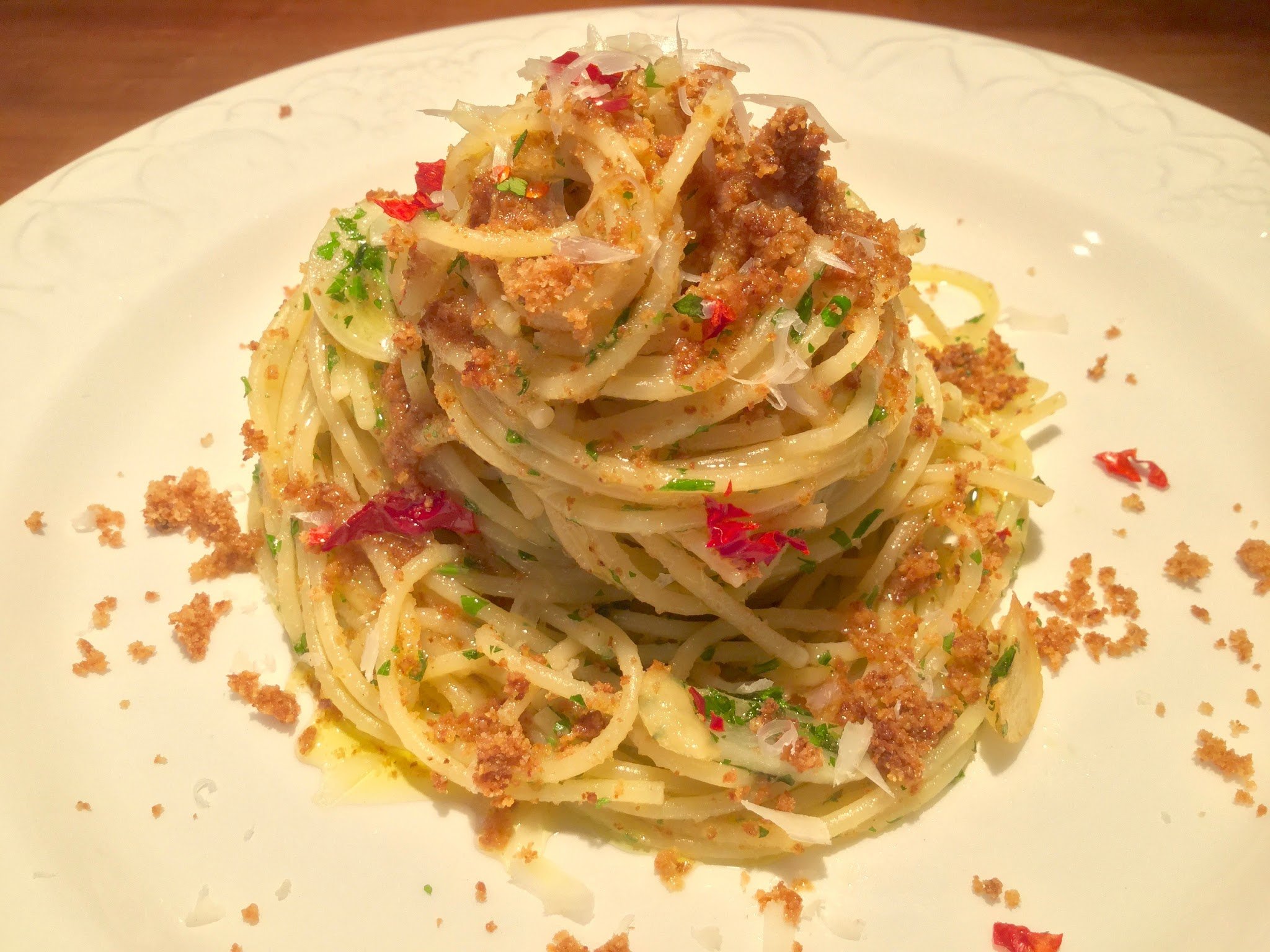 Spaghettini aglio olio mit gerösteten Brotbröseln