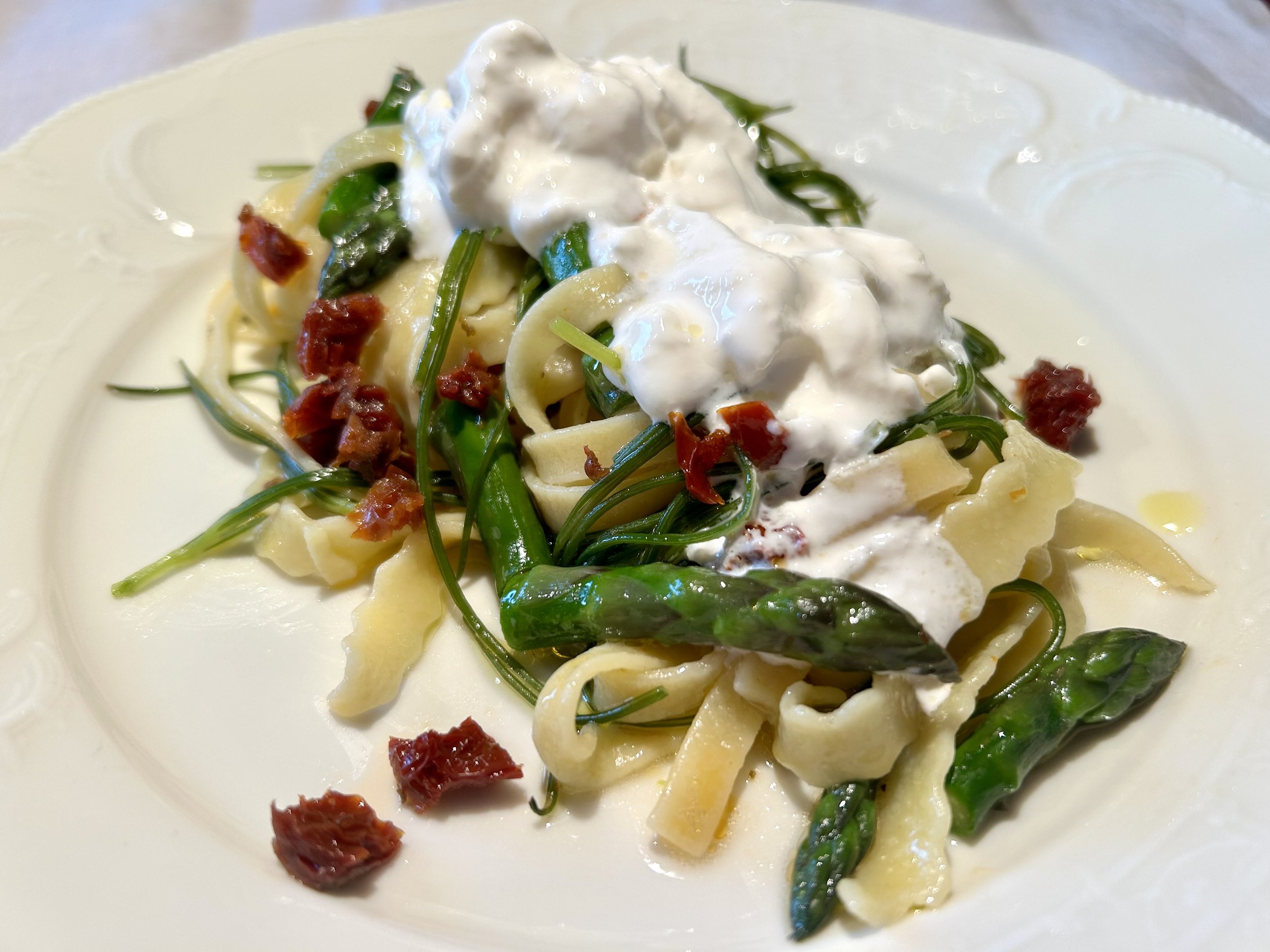 Tagliatelle mit Agretti, grünem Spargel und getrockneten Tomaten