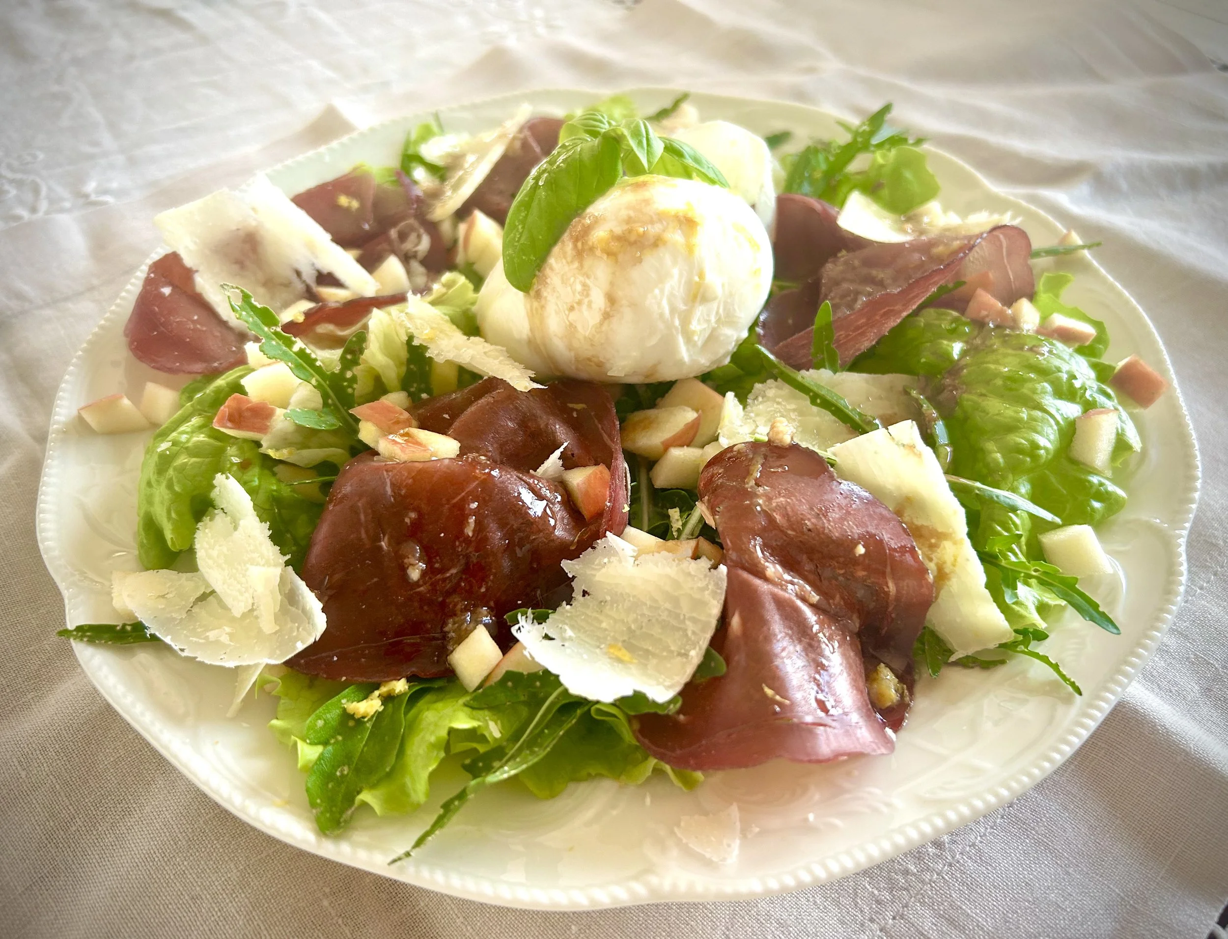 Salat mit Bresaola, Mozzarella und Kren-Dressing
