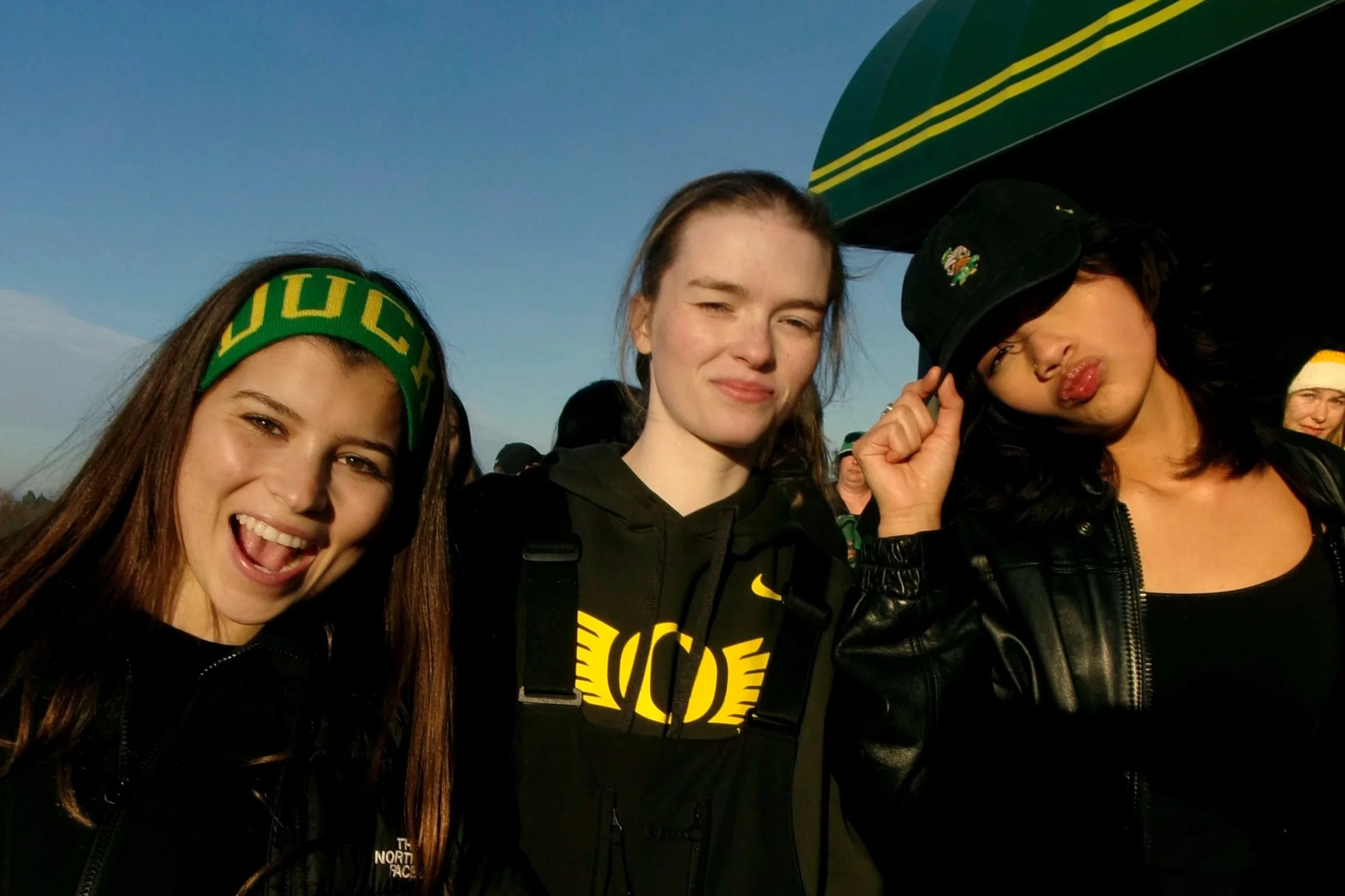 On &amp; Off: Record of Student Fashion On and Off Campus