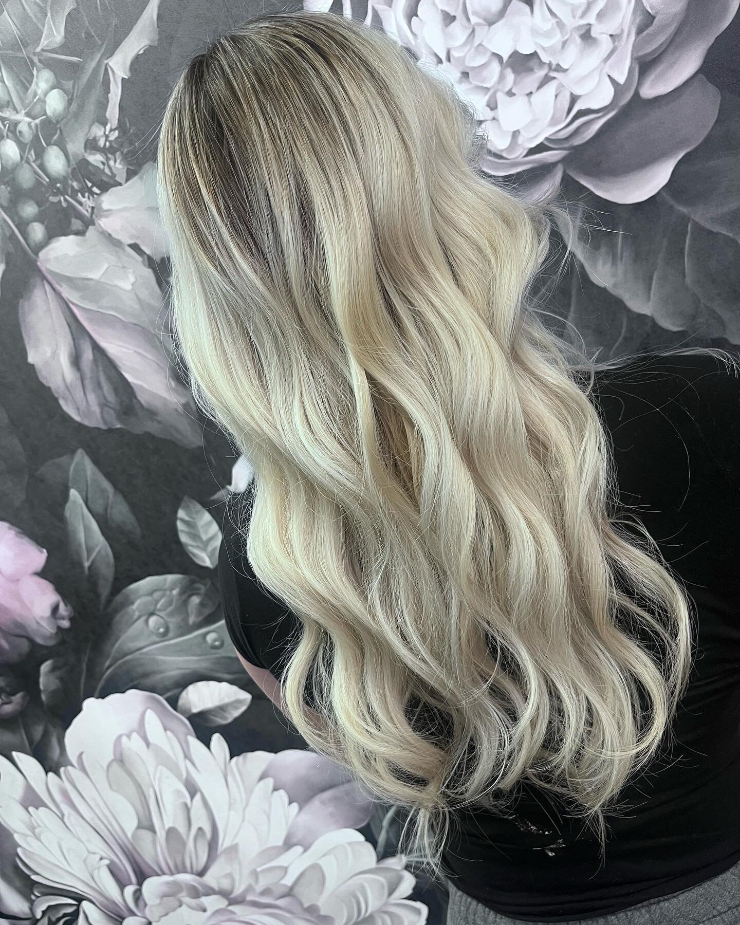 Yes that&rsquo;s her real hair 😍 my beautiful client of the day 🤍 a blonde bombshell  #wellahair #redkin #balayage #blondehair #blondebalayage #platinum