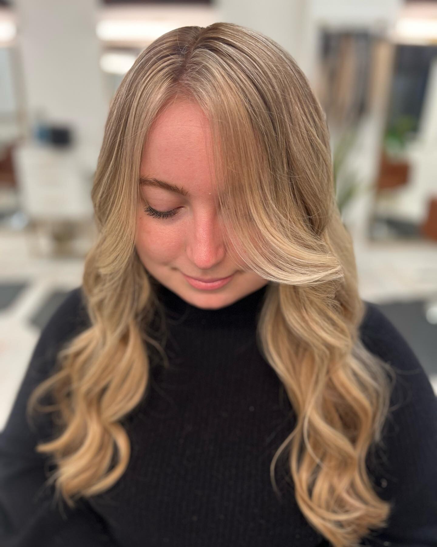 A rich honey blonde 🍯 perfect for a lived in look and a great color for spring ☀️ @collectivesalonboston #wellahair #balayage #partialhighlights #rootsmudge