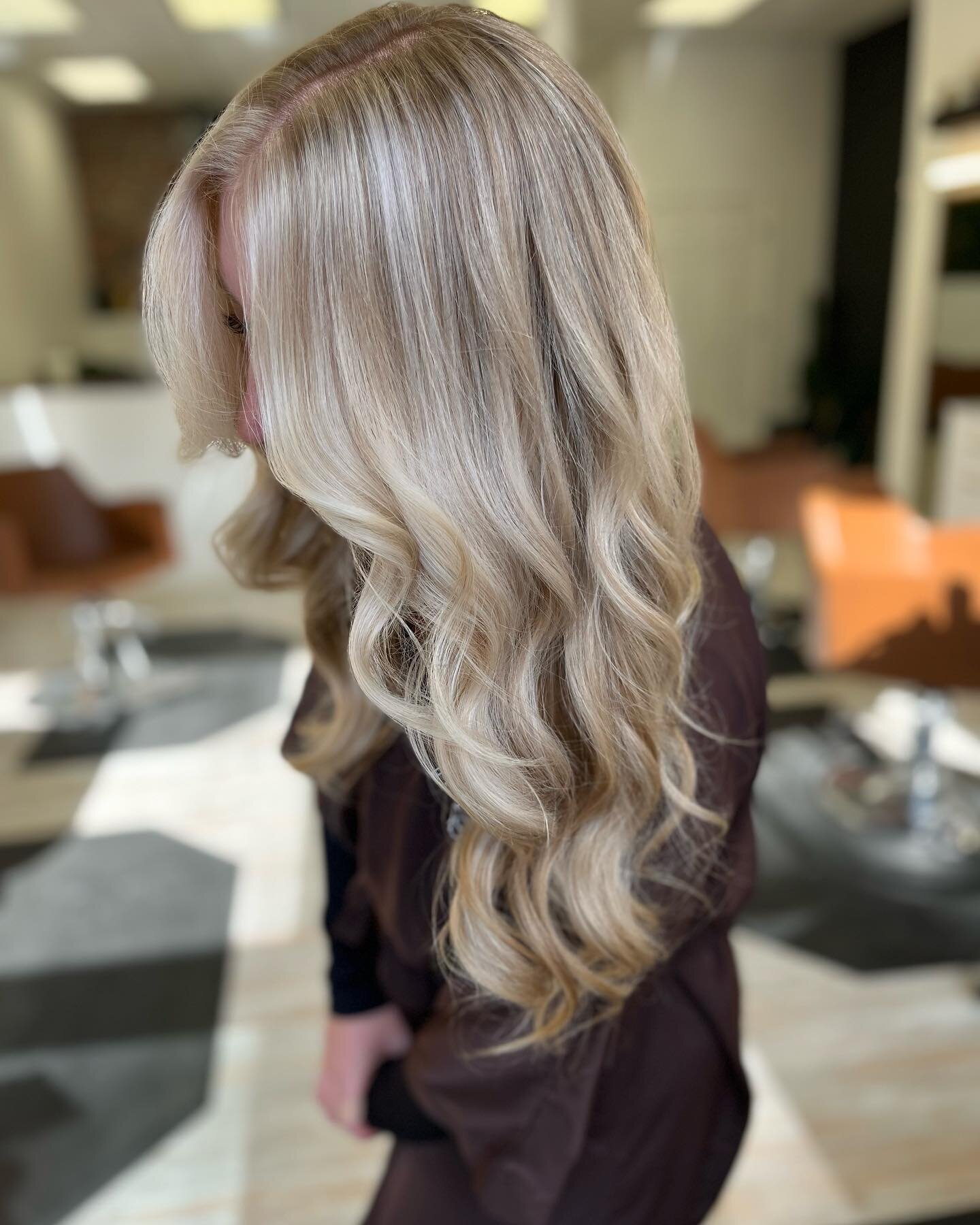 When the queen of blondes asks you to do her hair, you make sure it looks perfect 🤩 I had a blast doing my bosses hair today 😊 @collectivesalonboston @blondedinboston #wellahair #babylightsandbalayage #illuminacolor #blondespecialist #blondehair