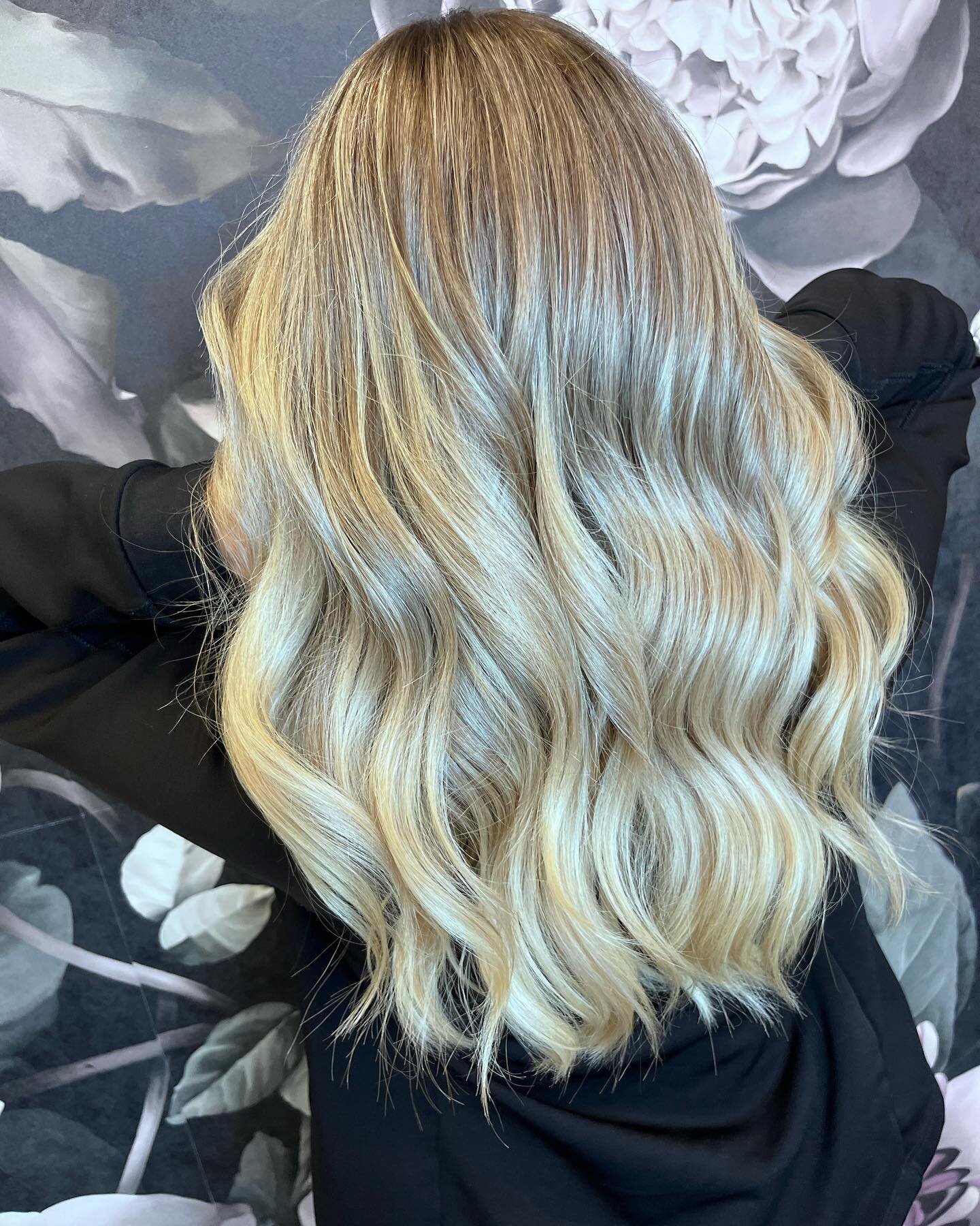 Beautiful sunny blonde for this gorgeous day! And she had the best personality to match ☀️ she wanted to keep her ends bold but started to love her roots ! So did a lived in blonde and lots of blending ❤️ @tease_hair.color.beauty #summerblonde #lived