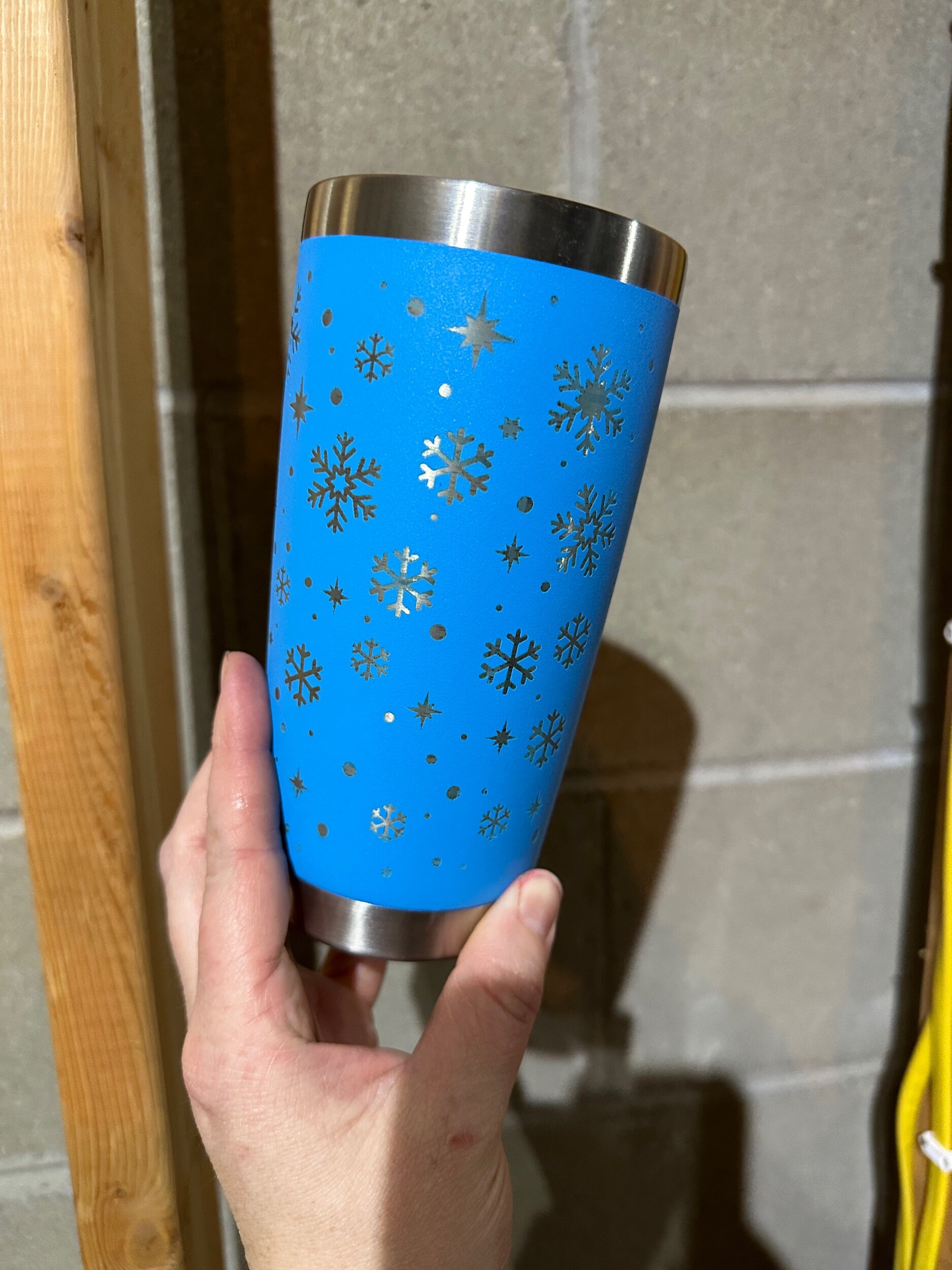 Snowflake 20oz Tumbler - Comes with lid and straw
