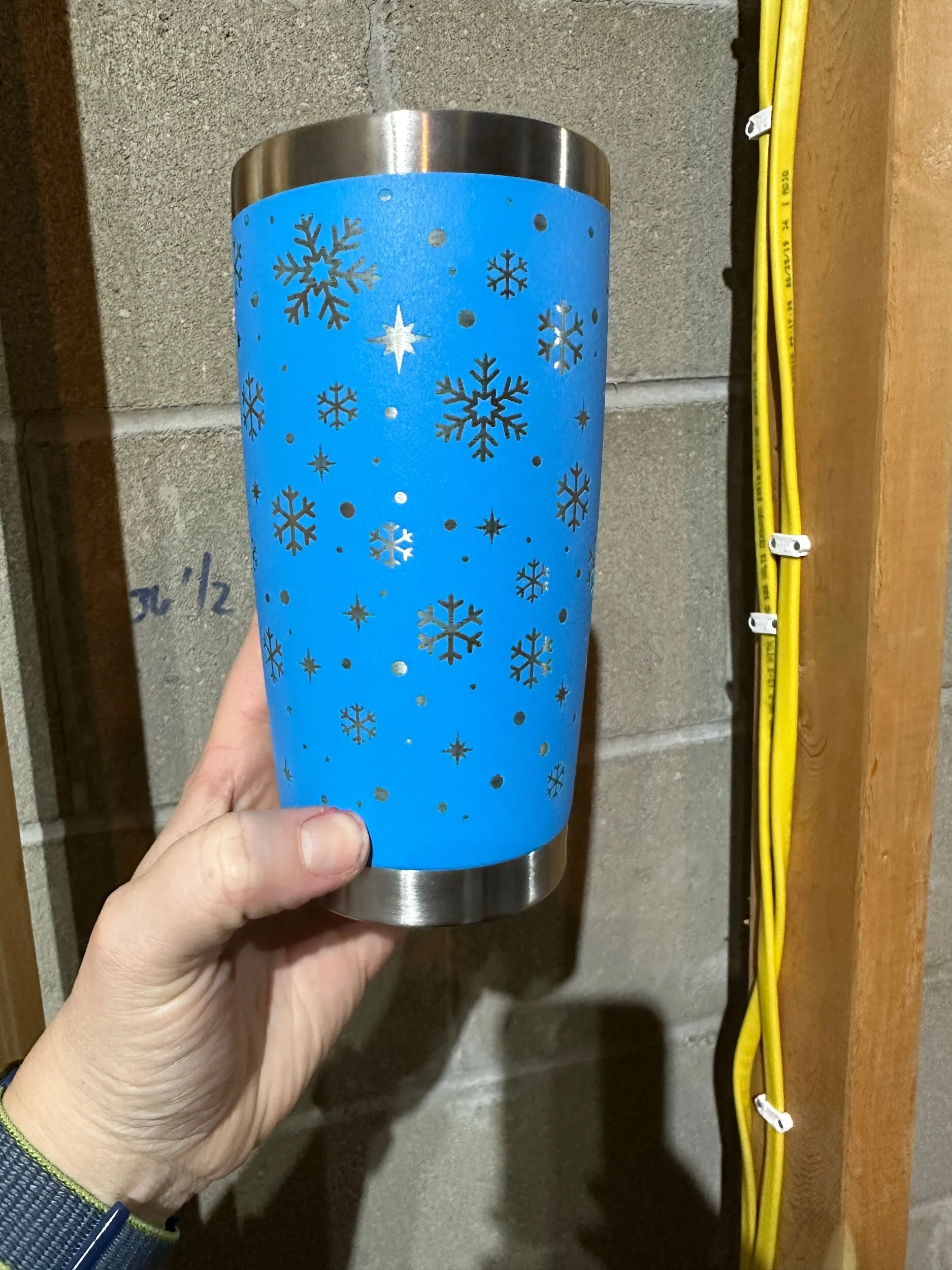 Snowflake 20oz Tumbler - Comes with lid and straw