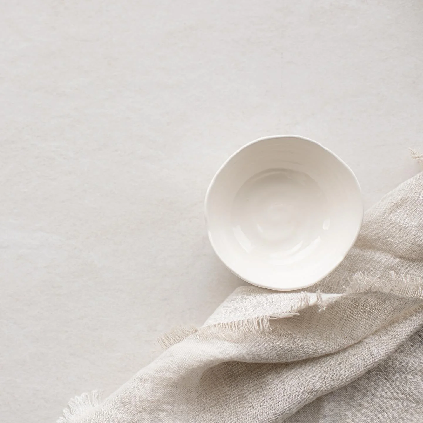 There is much to be said about the beauty that is found in simplicity. But for now, I will leave you with @potdecremepots beautiful handcrafted pottery 🤍