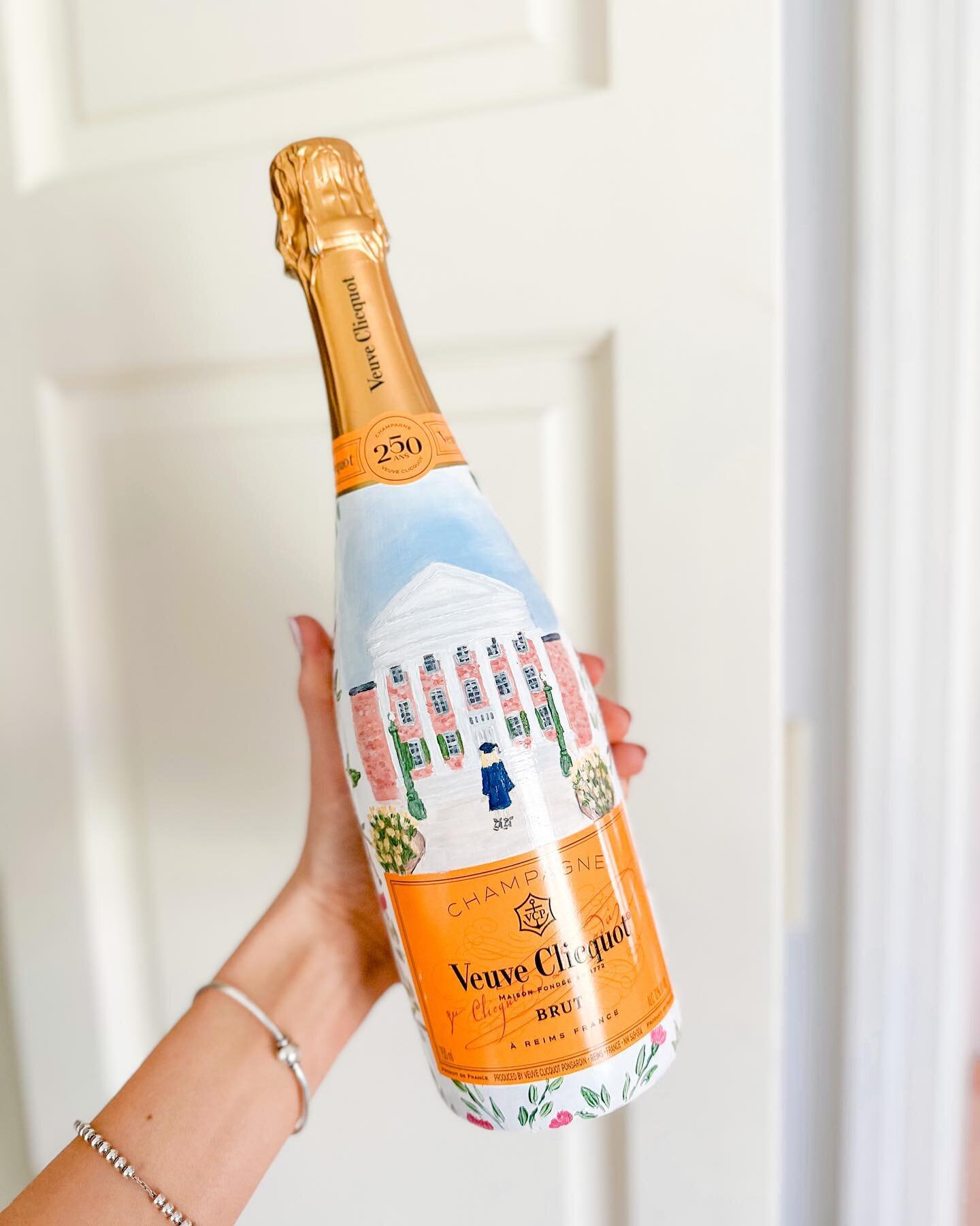 It&rsquo;s a new week and that means new designs and stories! This Ole Miss design was so much fun. 😍

#paintedbottles #paintedchampagnebottle #paintedchampagne #graduationseason #graduation #graduationday #graduationgift #2023grad #wedding #wedding