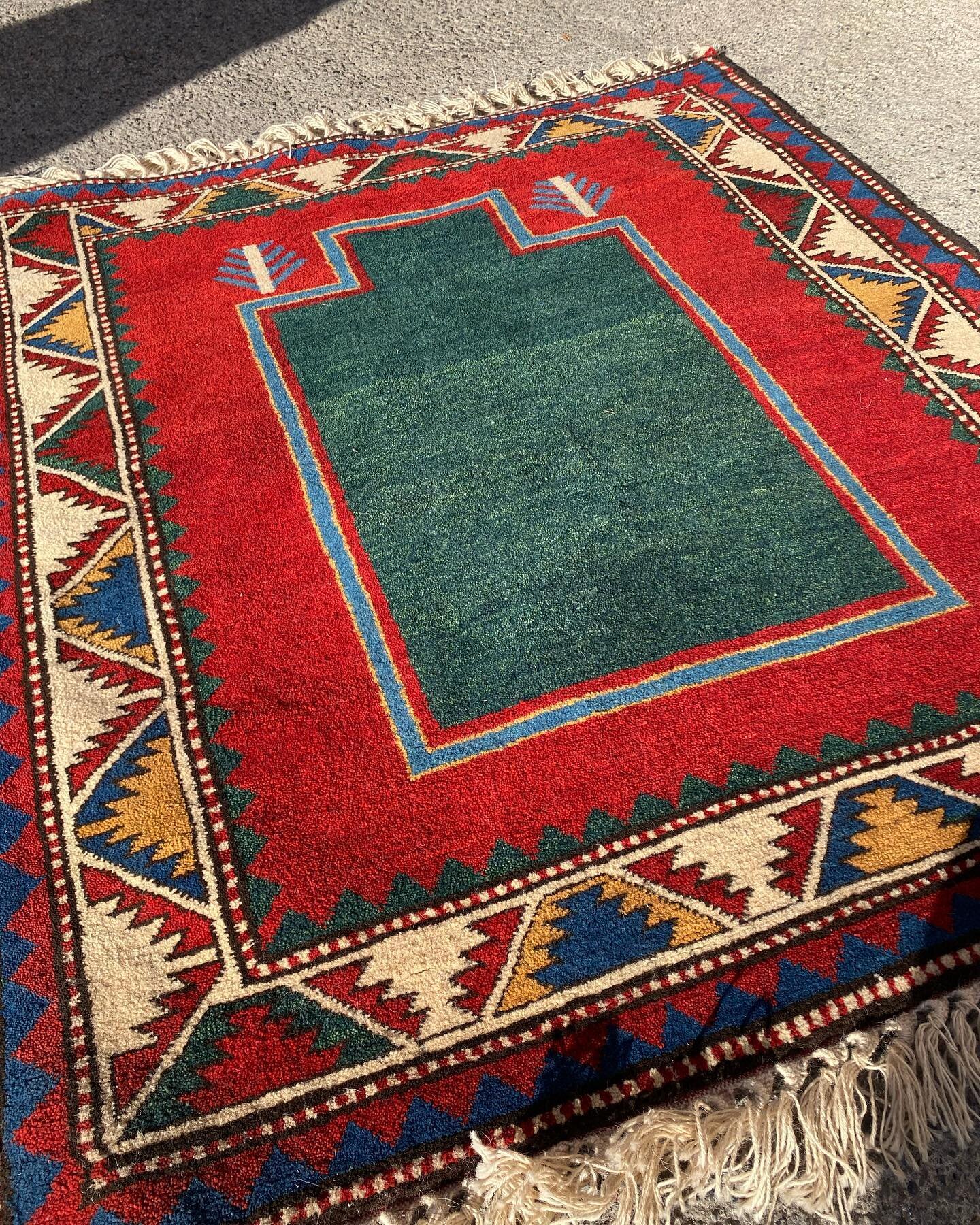 A classic design - our super elegant Fachralo prayer rug (just sold 💚) woven with a minimalist emerald green field