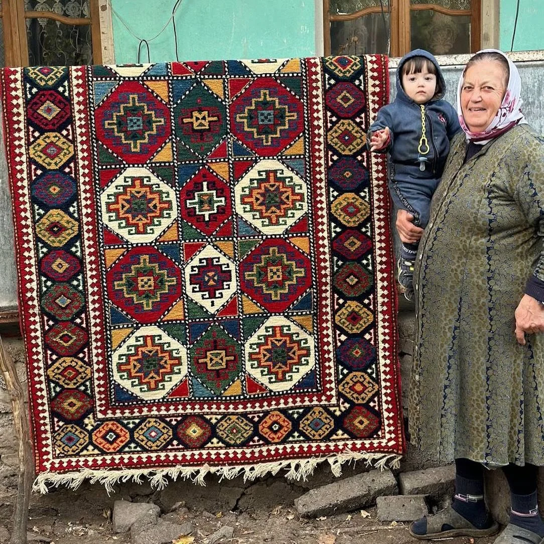 A Happy Thanksgiving from reWoven ✨ Wishing all who celebrate a good time spent with family. Here Suraye with her great-grandchild shows her newly finished Moghan rug in Kosalar, autumn 2024. We love the design, and this new rug will soon be shipped 