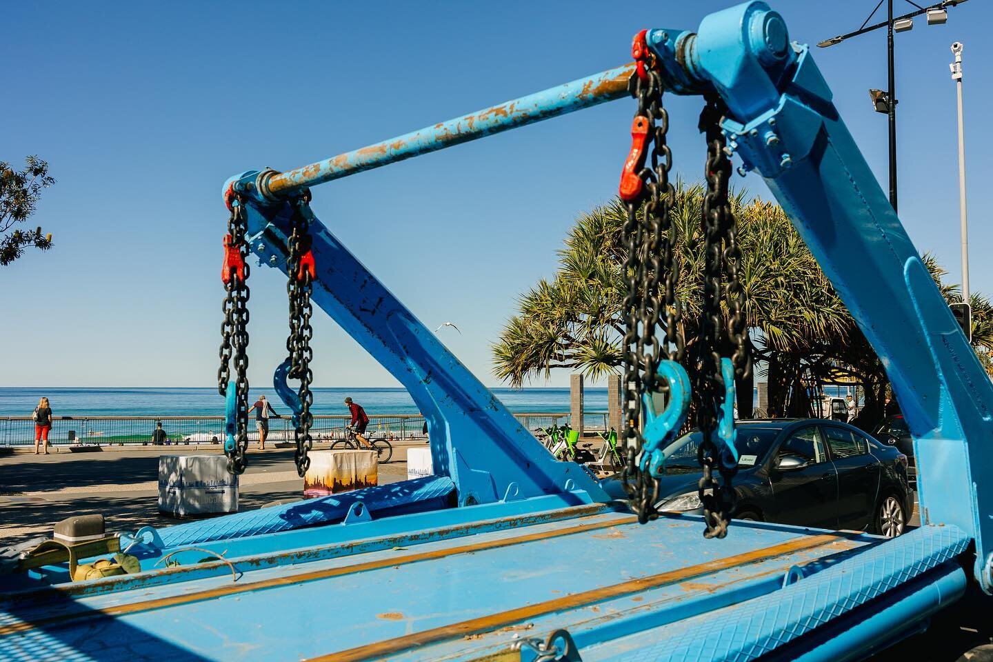 Skip bin truck frame 
.
.
.
.

#photooftheday #photography #streetphotography #street_photography #street_killerz #street_in_motion #streetphotographers #street_photo_daily #canonaustralia #canonr6 #canonphotography #opticalwander #cpphotos #raoffici