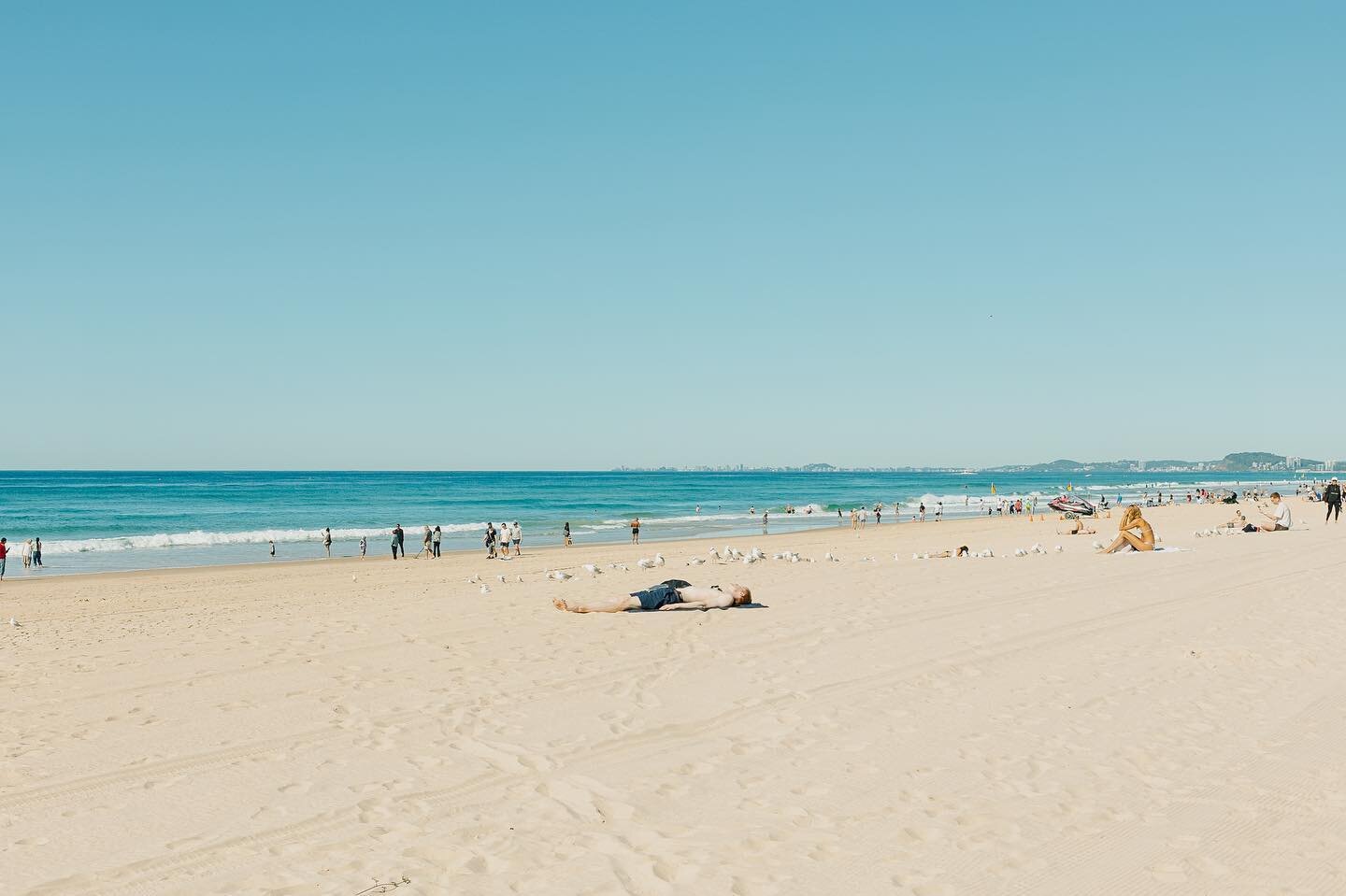 Soaking up the sun ☀️ 
.
.
.
.
.

#photooftheday #photography #streetphotography #street_photography #street_killerz #street_in_motion #streetphotographers #street_photo_daily #canonaustralia #canonr6 #canonphotography #opticalwander #cpphotos #raoff