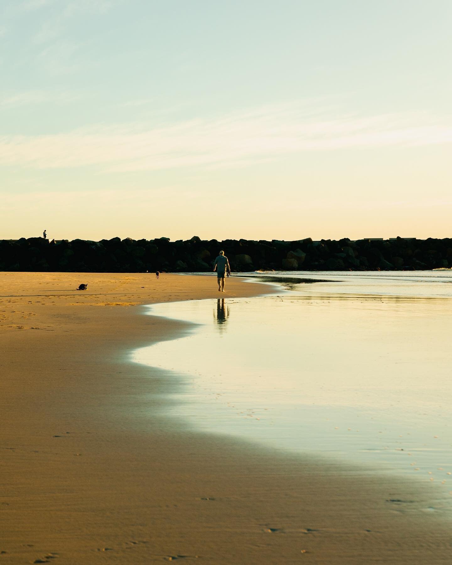 Long walks on the beach 
.
.
.
.
.

#photography #landscapephotography #seascape #landscape #seascapephotography #povphotography #youtube #canonaustralia #canonphotography #canonr6 #photooftheday #sunrise #opticalwander #cpphotos #puregoldcoast #pure