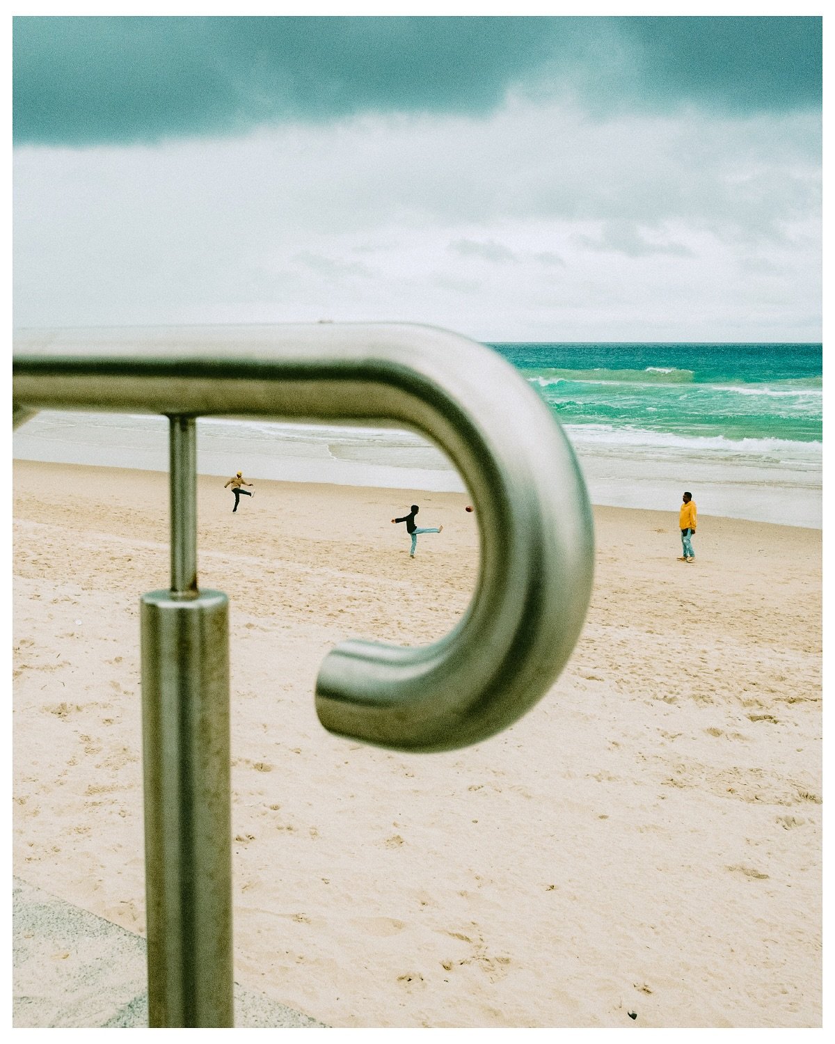 Gold Coast Scenes No.83
Just figured out you can post mixed aspect ratios so I’m changing how I post a little bit
📷 Fujifilm X100V + WCL (28mm FF)
@fujifilmx_au
.
.
.
.
.
#streetphotography #streetphotographers #fujifilmx100v #fujifilm