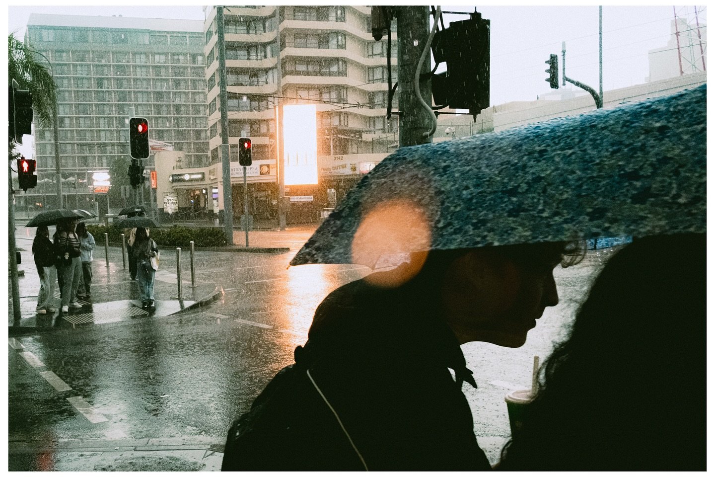 Gold Coast Scenes No.84 ☔️
📷 Fujifilm X100V + WCL-X100ii
.
.
.
.
.
#streetphotography #streetphotographers #fujifilmx100v #fujifilm #goldcoastphotographer #street_in_motion #streetphotographers #street_photo_daily #fujifilmaustralia #fujifilmau