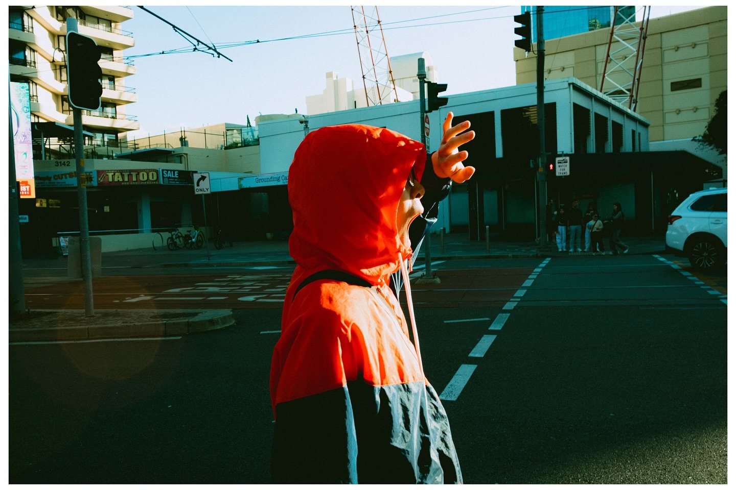 Gold Coast Scenes No.85 - LIGHT
Here’s the first few from yesterday with @marked_streets and @framesbynathc
📷 Fujifilm X100V + WCL-X100ii
.
.
.
.
.
#streetphotography #streetphotographers #fujifilmx100v #fujifilm #goldcoastphotographer #
