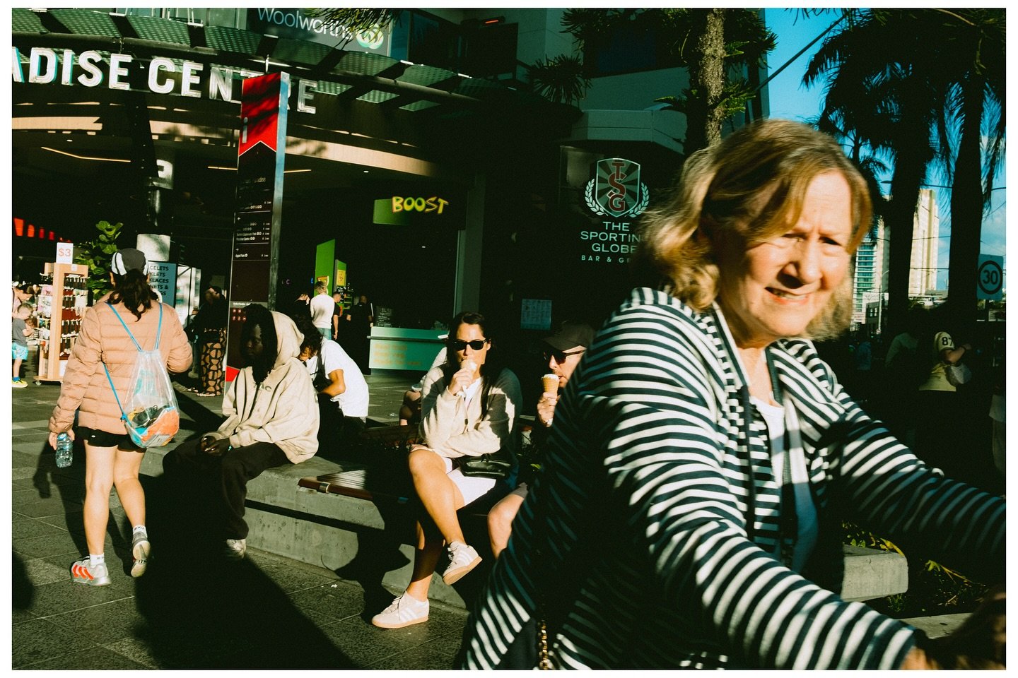 Gold Coast Scenes No.87
📷 Fujifilm X100V + WCL-X100ii
.
.
.
.
.
#streetphotography #streetphotographers #fujifilmx100v #fujifilm #goldcoastphotographer #street_in_motion #streetphotographers #street_photo_daily #fujifilmaustralia #fujifilmau #op
