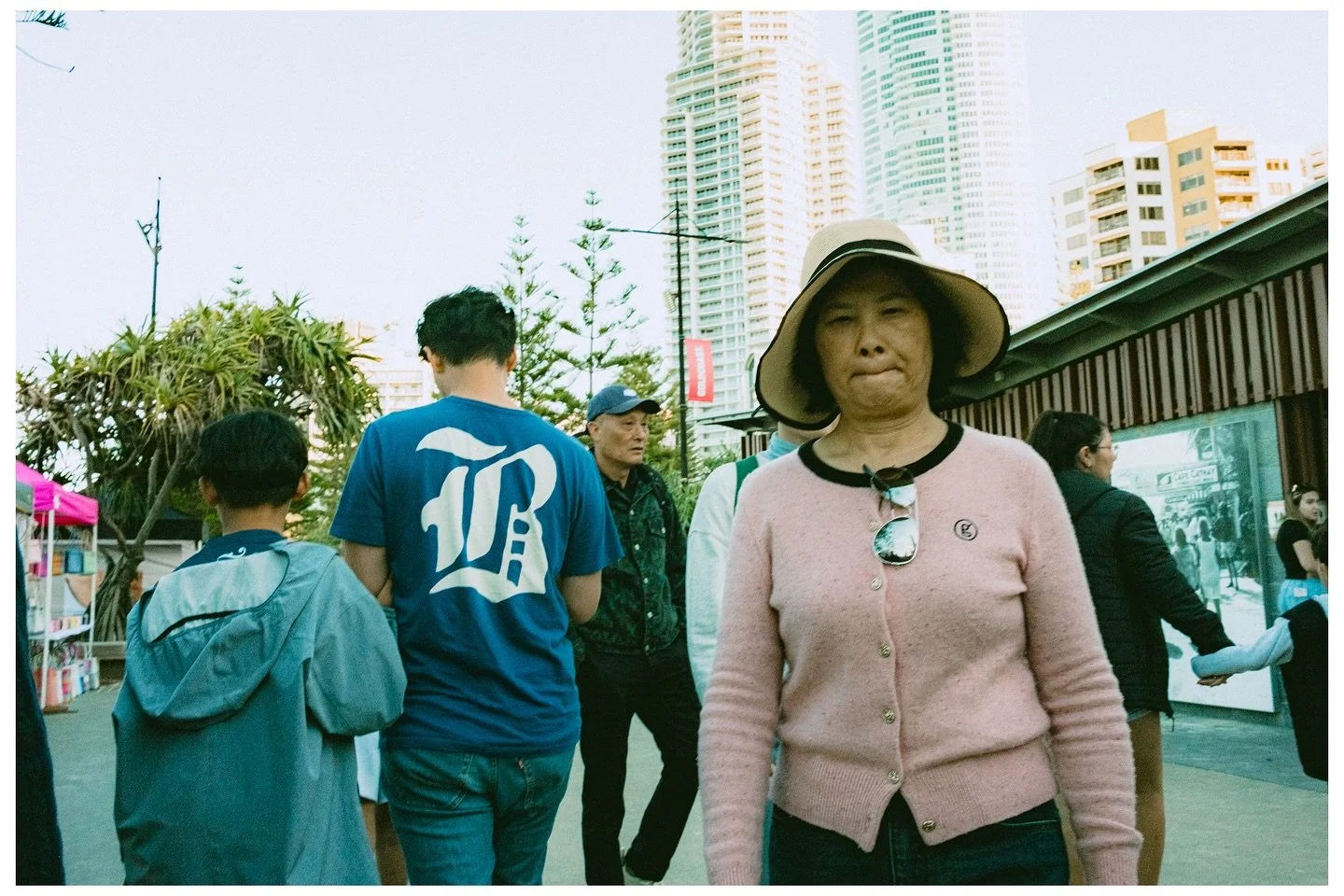 Gold Coast Scenes No.96
📷 Fujifilm X100V + WCL-X100ii
.
.
.
.
.
#streetphotography #streetphotographers #fujifilmx100v #fujifilm #goldcoastphotographer #street_in_motion #streetphotographers #street_photo_daily #fujifilmaustralia #fujifilmau #op