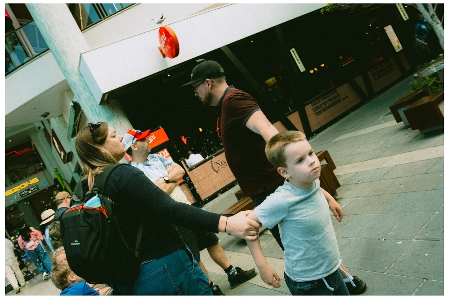 Gold Coast Scenes No.98
📷 Fujifilm X100V + WCL-X100ii
.
.
.
.
.
#streetphotography #streetphotographers #fujifilmx100v #fujifilm #goldcoastphotographer #street_in_motion #streetphotographers #street_photo_daily #fujifilmaustralia #fujifilmau #op