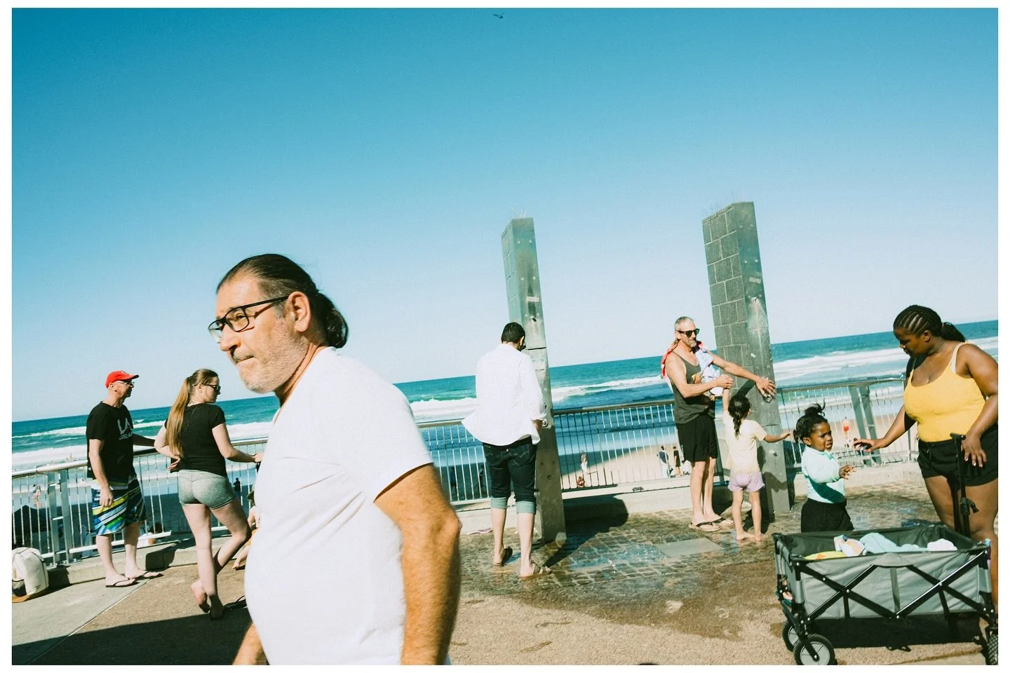 Gold Coast Scenes No.102
📷 Fujifilm X100V + WCL-X100ii
.
.
.
.
.
#streetphotography #streetphotographers #fujifilmx100v #fujifilm #goldcoastphotographer #street_in_motion #streetphotographers #street_photo_daily #fujifilmaustralia #fujifilmau #o