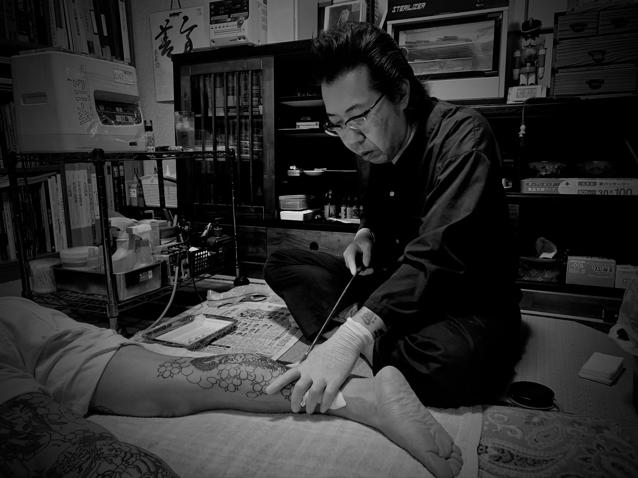 Sensei Horikoi performing traditional Japanese tebori tattooing in Japan — master of the Horikoi tattoo lineage